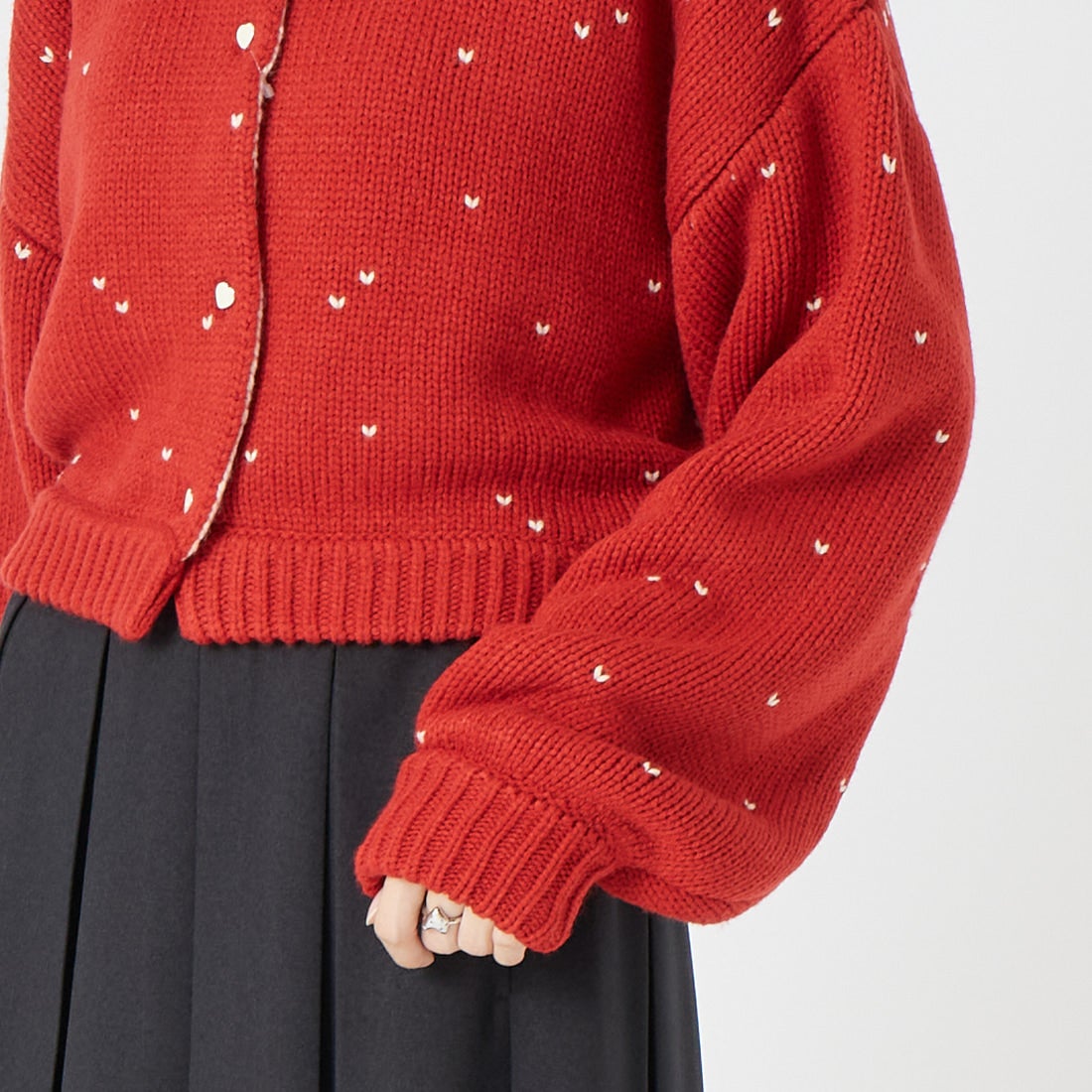 WILLFULLY [ウィルフリー] ショート ハートドットジャカード リバーシブルニットカーディガン [2622-NT-20] RED/TAN &&モデル身長：162cm 着用サイズ：F&&