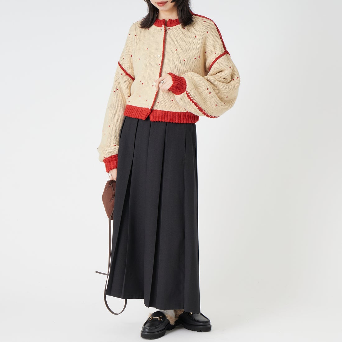 WILLFULLY [ウィルフリー] ショート ハートドットジャカード リバーシブルニットカーディガン [2622-NT-20] RED/TAN &&モデル身長：162cm 着用サイズ：F&&