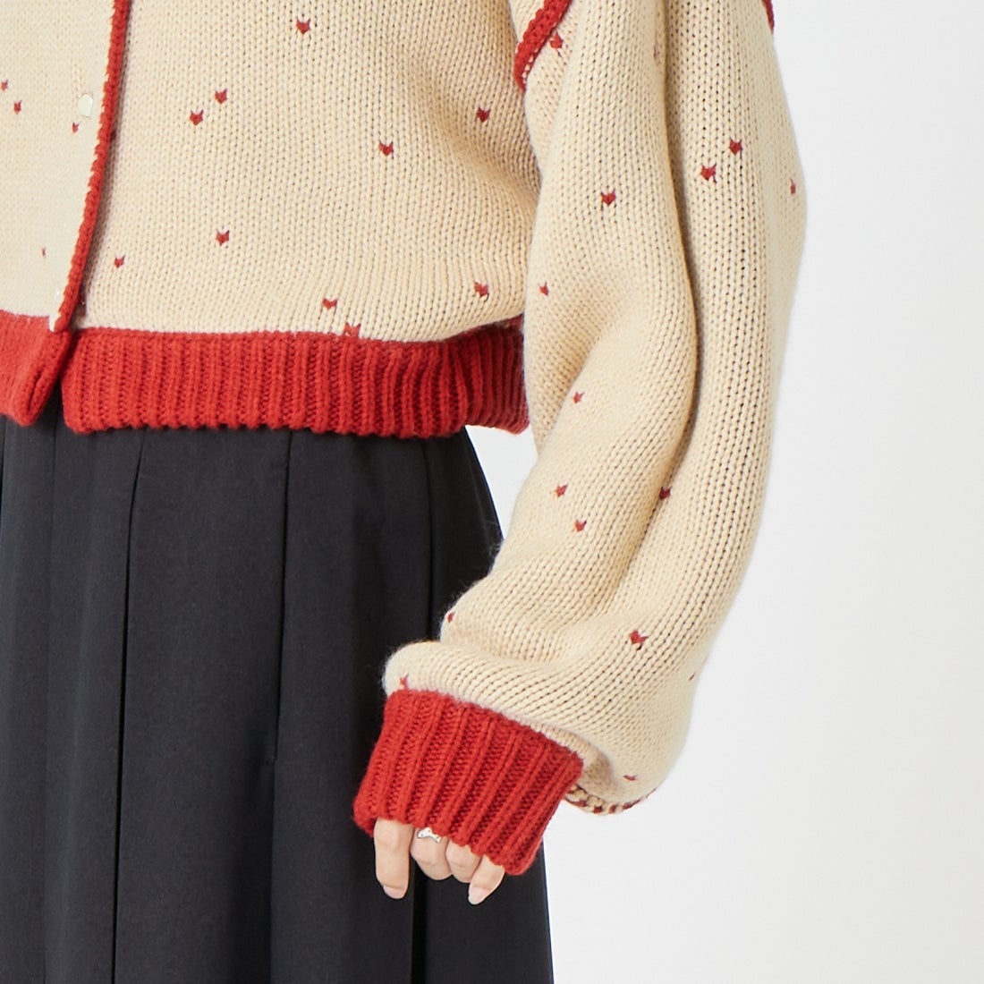 WILLFULLY [ウィルフリー] ショート ハートドットジャカード リバーシブルニットカーディガン [2622-NT-20] RED/TAN &&モデル身長：162cm 着用サイズ：F&&