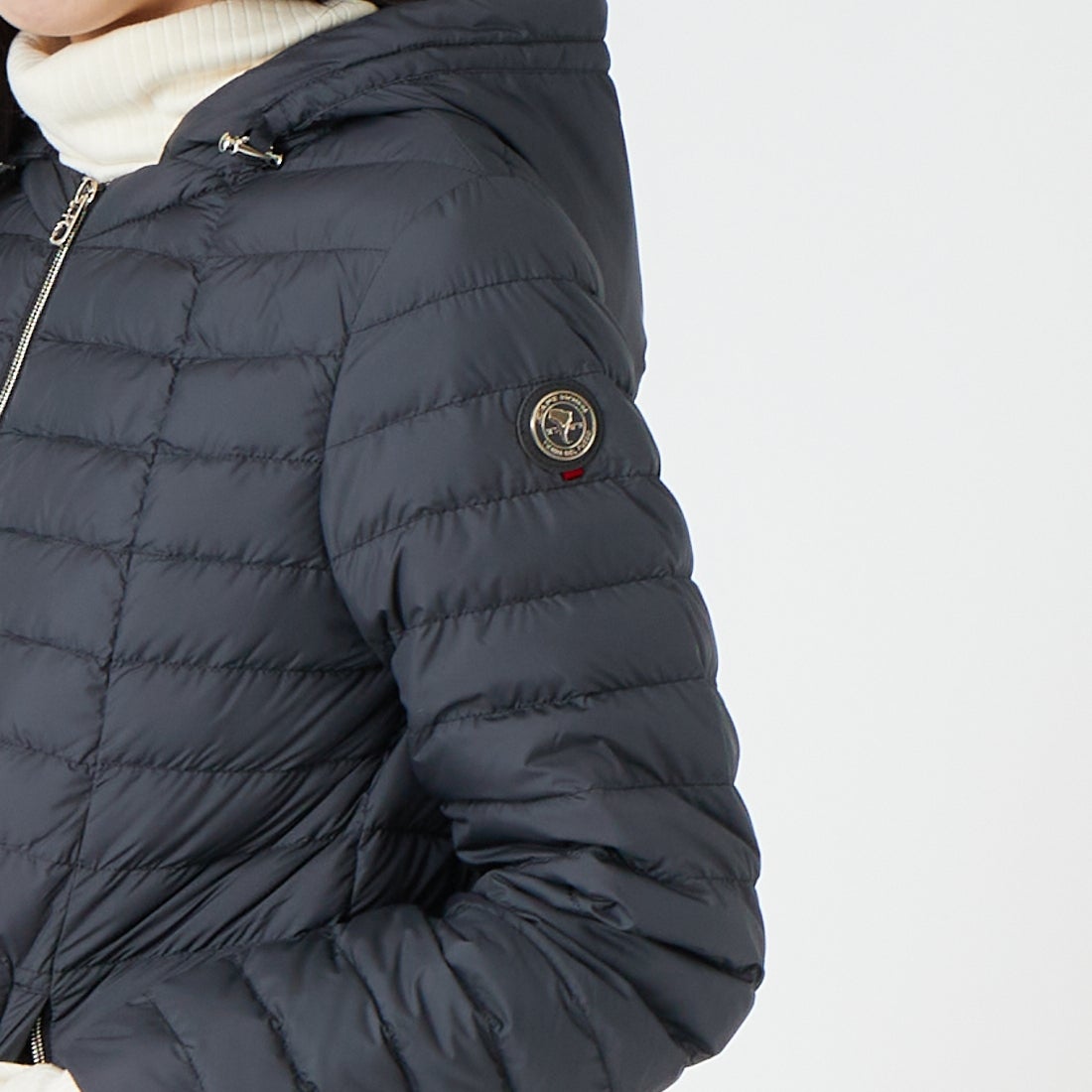 CAPE HORN [ケープホーン] USHUAIA / ウシュアイア フーデッド ダウンジャケット [D2543] 501 BLACK &&モデル身長：162cm 着用サイズ：40&&