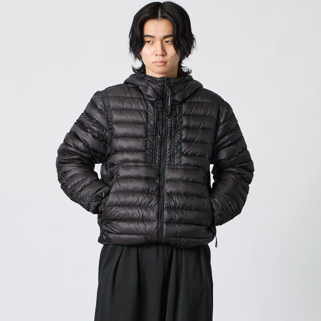 C.P.COMPANY [シーピーカンパニー] D.D. SHELL ゴーグル チェストポケット ダウンジャケット [21CMOW021A] 999 BLACK &&モデル身長：177cm 着用サイズ：M&&