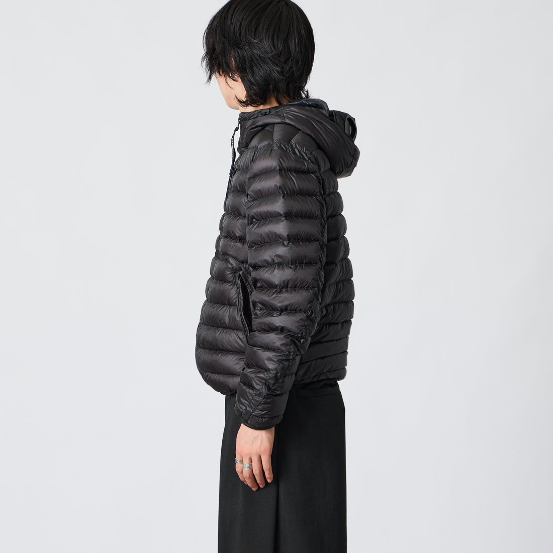 C.P.COMPANY [シーピーカンパニー] D.D. SHELL ゴーグル チェストポケット ダウンジャケット [21CMOW021A] 999 BLACK &&モデル身長：177cm 着用サイズ：M&&