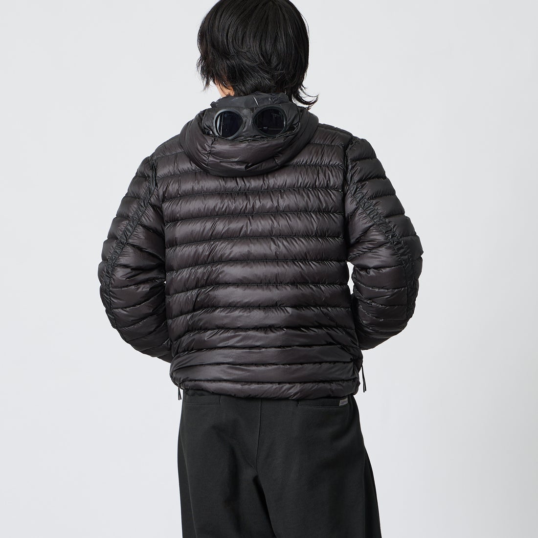 C.P.COMPANY [シーピーカンパニー] D.D. SHELL ゴーグル チェストポケット ダウンジャケット [21CMOW021A] 999 BLACK &&モデル身長：177cm 着用サイズ：M&&