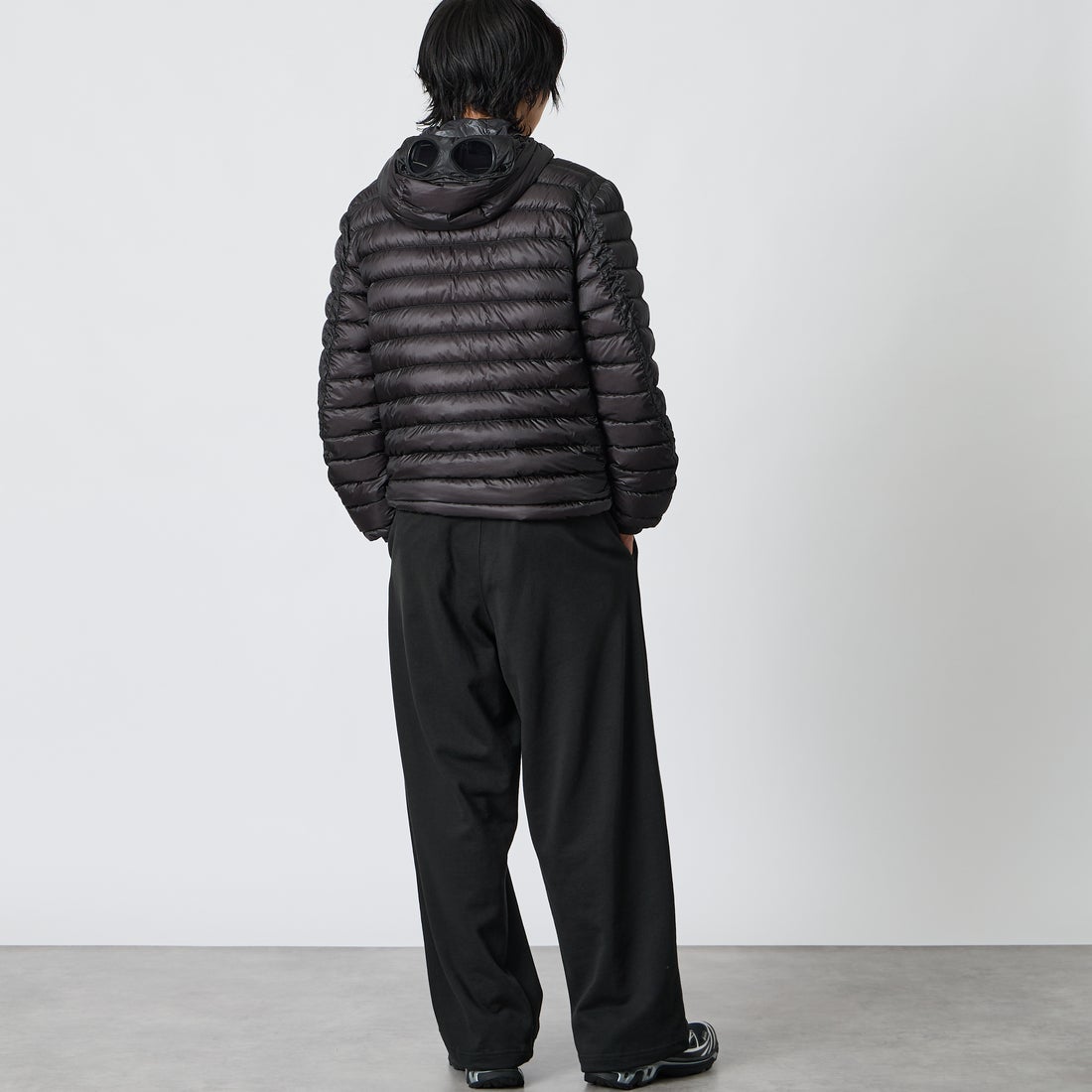 C.P.COMPANY [シーピーカンパニー] D.D. SHELL ゴーグル チェストポケット ダウンジャケット [21CMOW021A] 999 BLACK &&モデル身長：177cm 着用サイズ：M&&