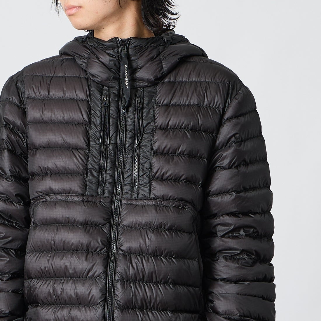 C.P.COMPANY [シーピーカンパニー] D.D. SHELL ゴーグル チェストポケット ダウンジャケット [21CMOW021A] 999 BLACK &&モデル身長：177cm 着用サイズ：M&&