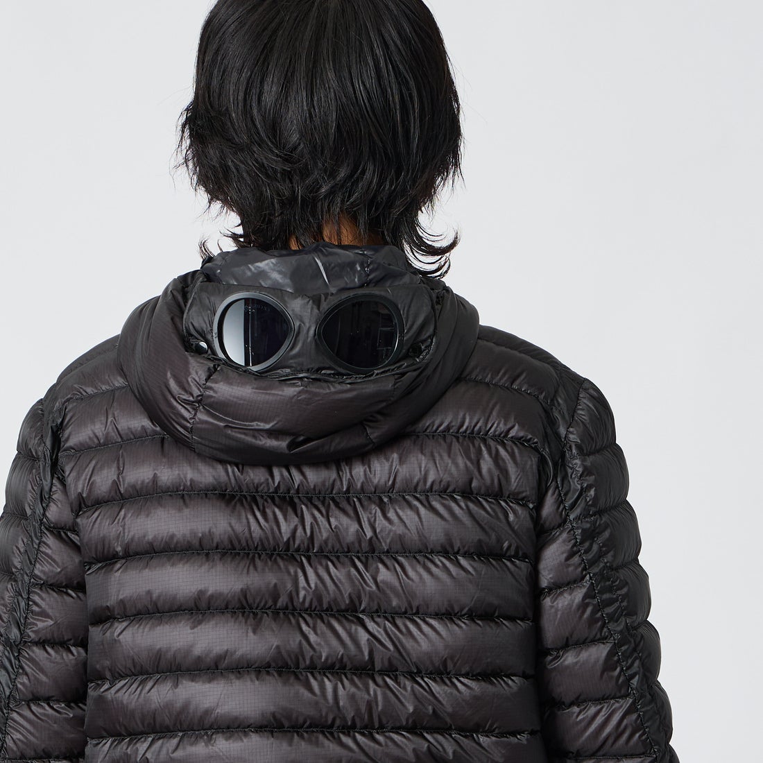 C.P.COMPANY [シーピーカンパニー] D.D. SHELL ゴーグル チェストポケット ダウンジャケット [21CMOW021A] 999 BLACK &&モデル身長：177cm 着用サイズ：M&&