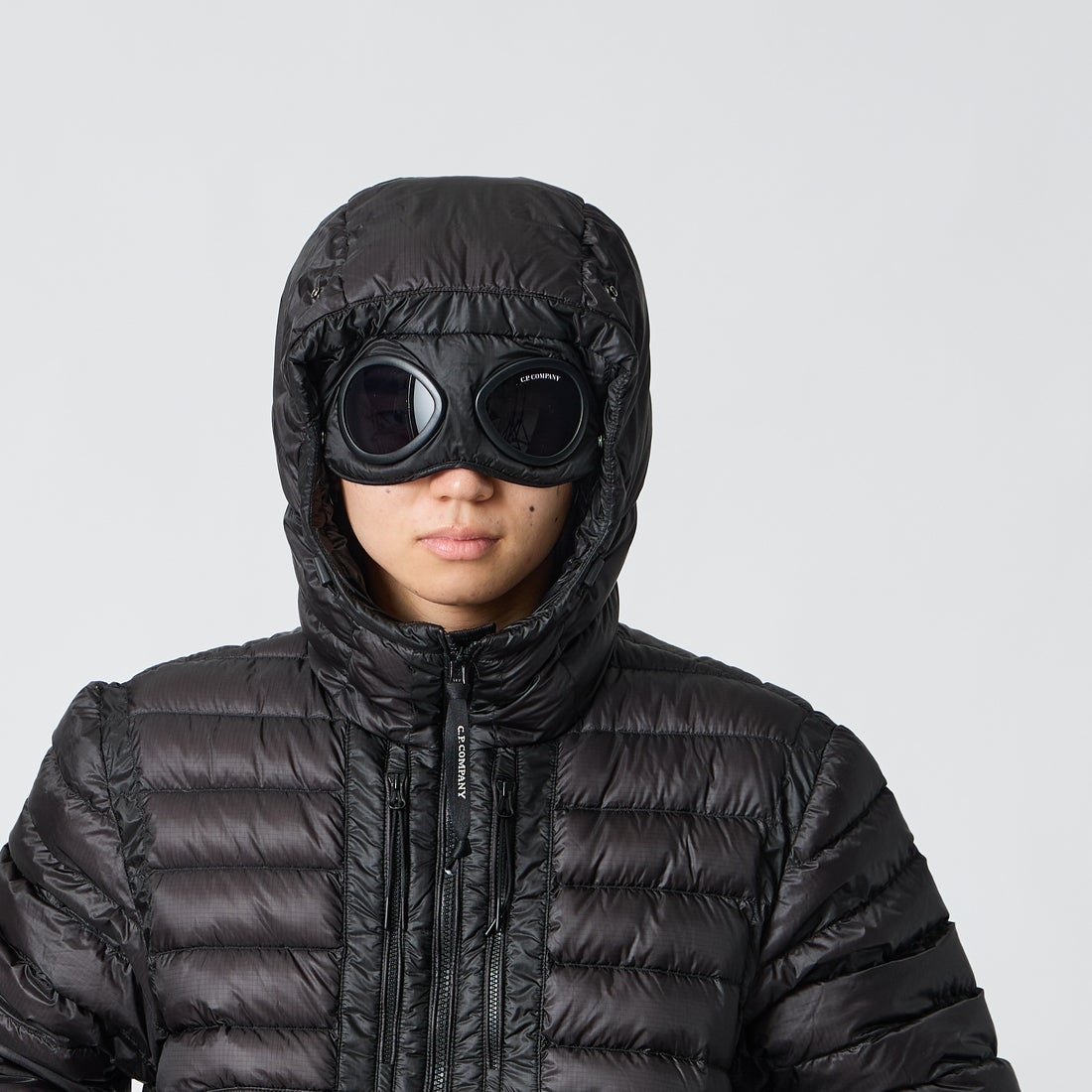C.P.COMPANY [シーピーカンパニー] D.D. SHELL ゴーグル チェストポケット ダウンジャケット [21CMOW021A] 999 BLACK &&モデル身長：177cm 着用サイズ：M&&