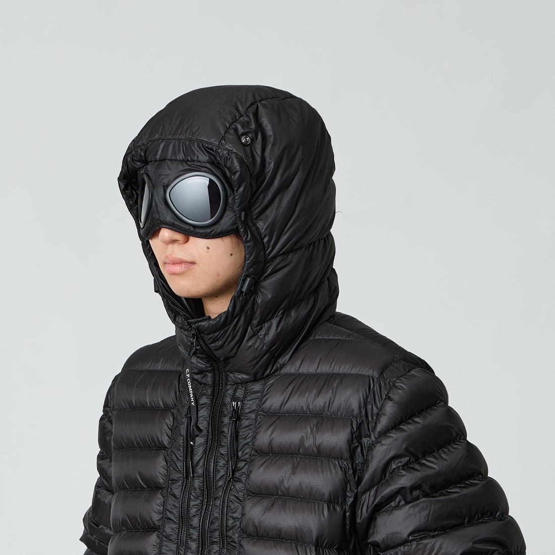 C.P.COMPANY [シーピーカンパニー] D.D. SHELL ゴーグル チェストポケット ダウンジャケット [21CMOW021A] 999 BLACK &&モデル身長：177cm 着用サイズ：M&&