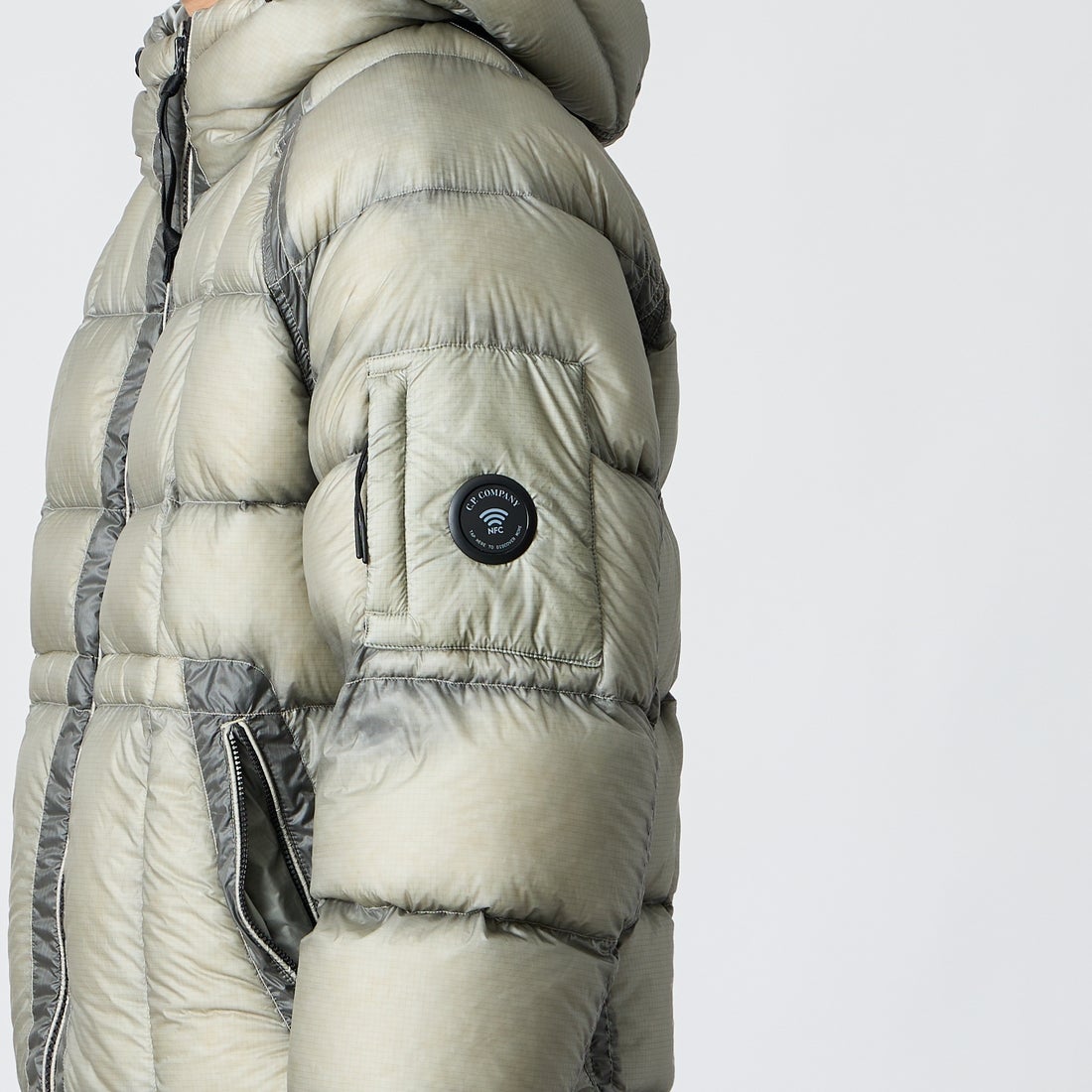 C.P.COMPANY [シーピーカンパニー] D.D. SHELL フーデッド ダウンジャケット [21CMOW702A] 936 FLINT &&モデル身長：177cm 着用サイズ：M&&