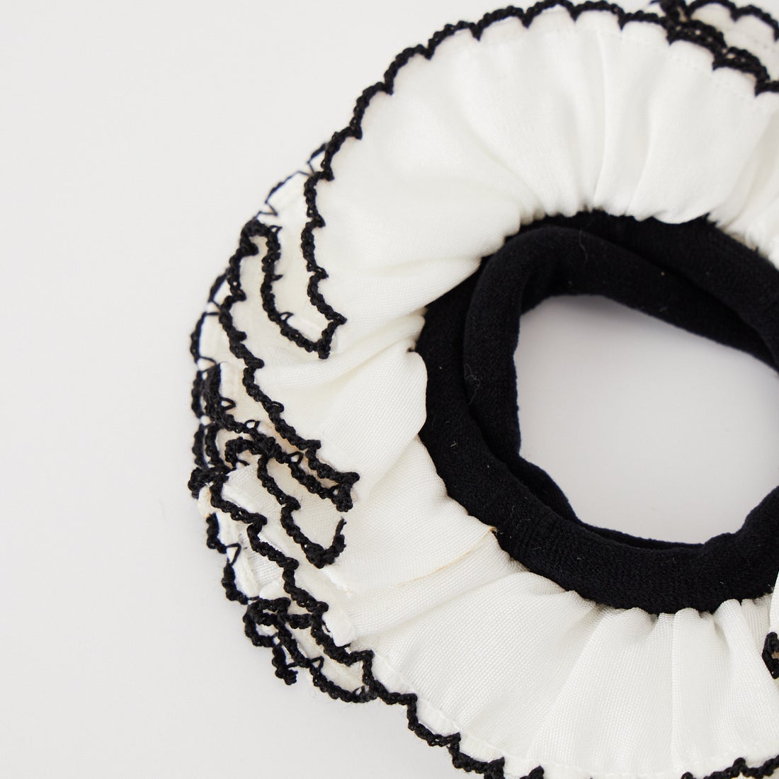heyep [ヘイップ] シルク バイカラーラッフル シュシュ [HP09126] WHITE