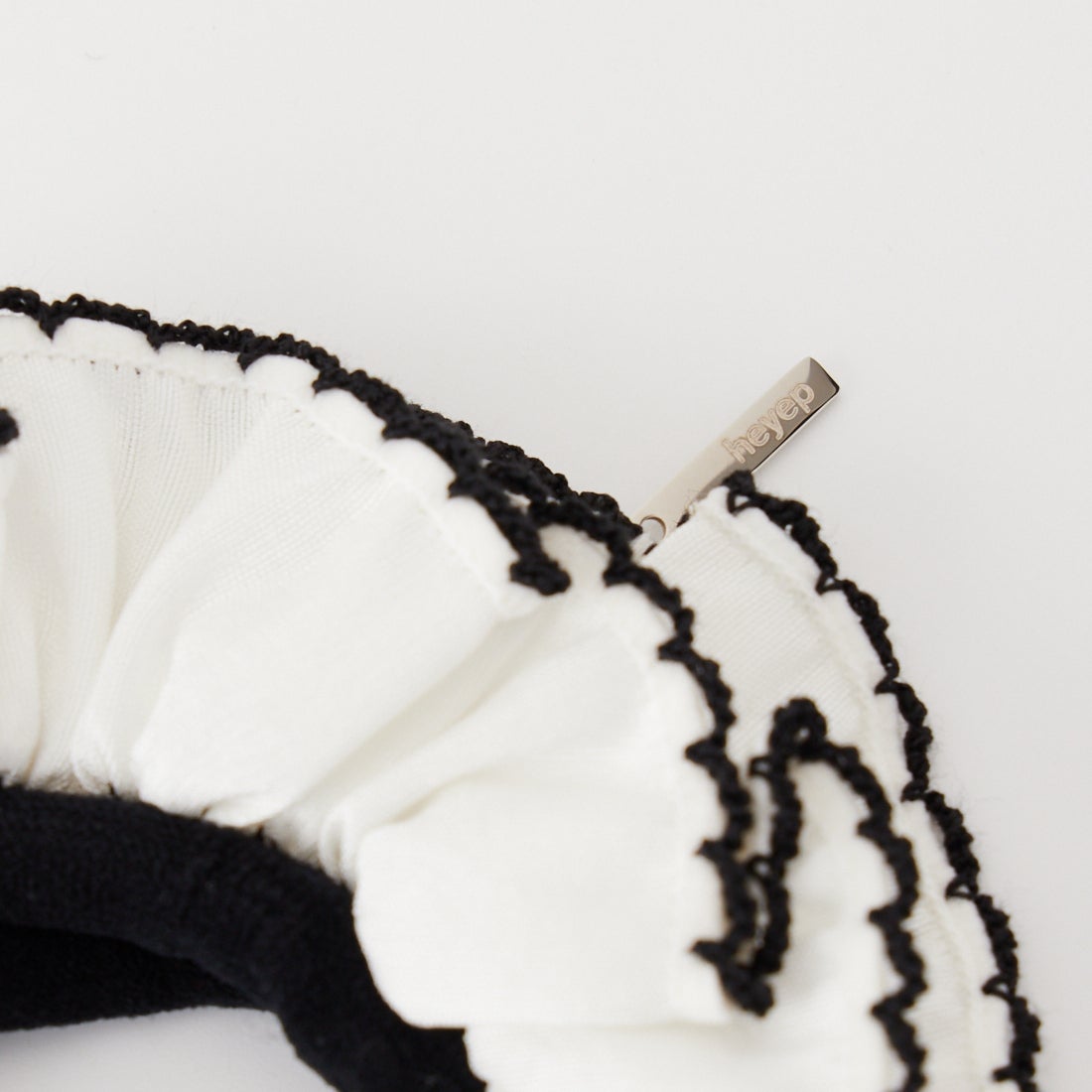 heyep [ヘイップ] シルク バイカラーラッフル シュシュ [HP09126] WHITE