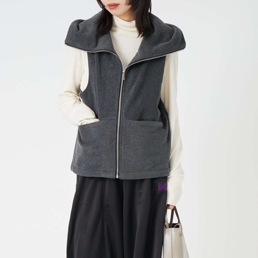 TenuE [テニュイ] フリースボアフーデッドベスト [26040217] CHARCOA &&モデル身長：162cm 着用サイズ：F&&