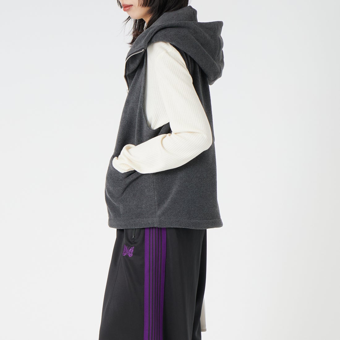 TenuE [テニュイ] フリースボアフーデッドベスト [26040217] CHARCOA &&モデル身長：162cm 着用サイズ：F&&