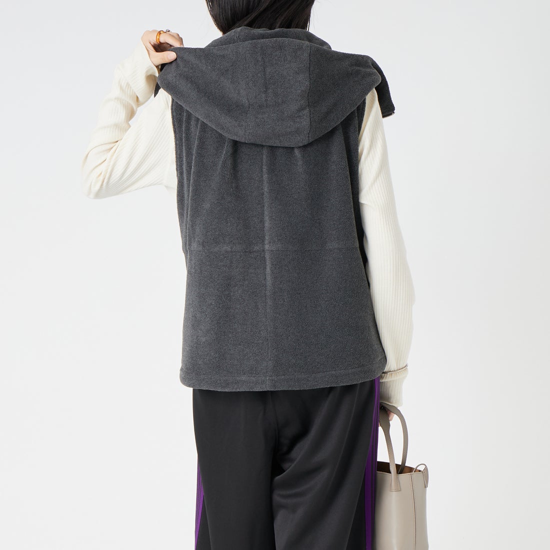 TenuE [テニュイ] フリースボアフーデッドベスト [26040217] CHARCOA &&モデル身長：162cm 着用サイズ：F&&