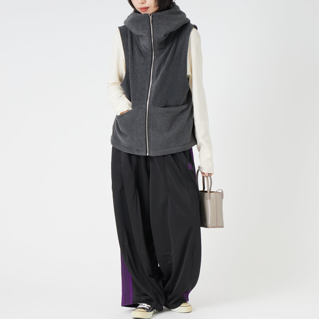 TenuE [テニュイ] フリースボアフーデッドベスト [26040217] CHARCOA &&モデル身長：162cm 着用サイズ：F&&