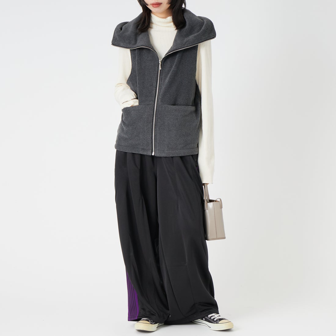 TenuE [テニュイ] フリースボアフーデッドベスト [26040217] CHARCOA &&モデル身長：162cm 着用サイズ：F&&
