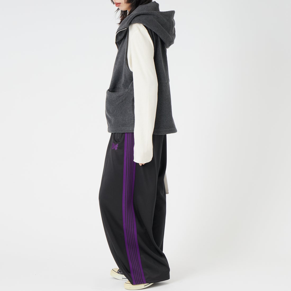 TenuE [テニュイ] フリースボアフーデッドベスト [26040217] CHARCOA &&モデル身長：162cm 着用サイズ：F&&