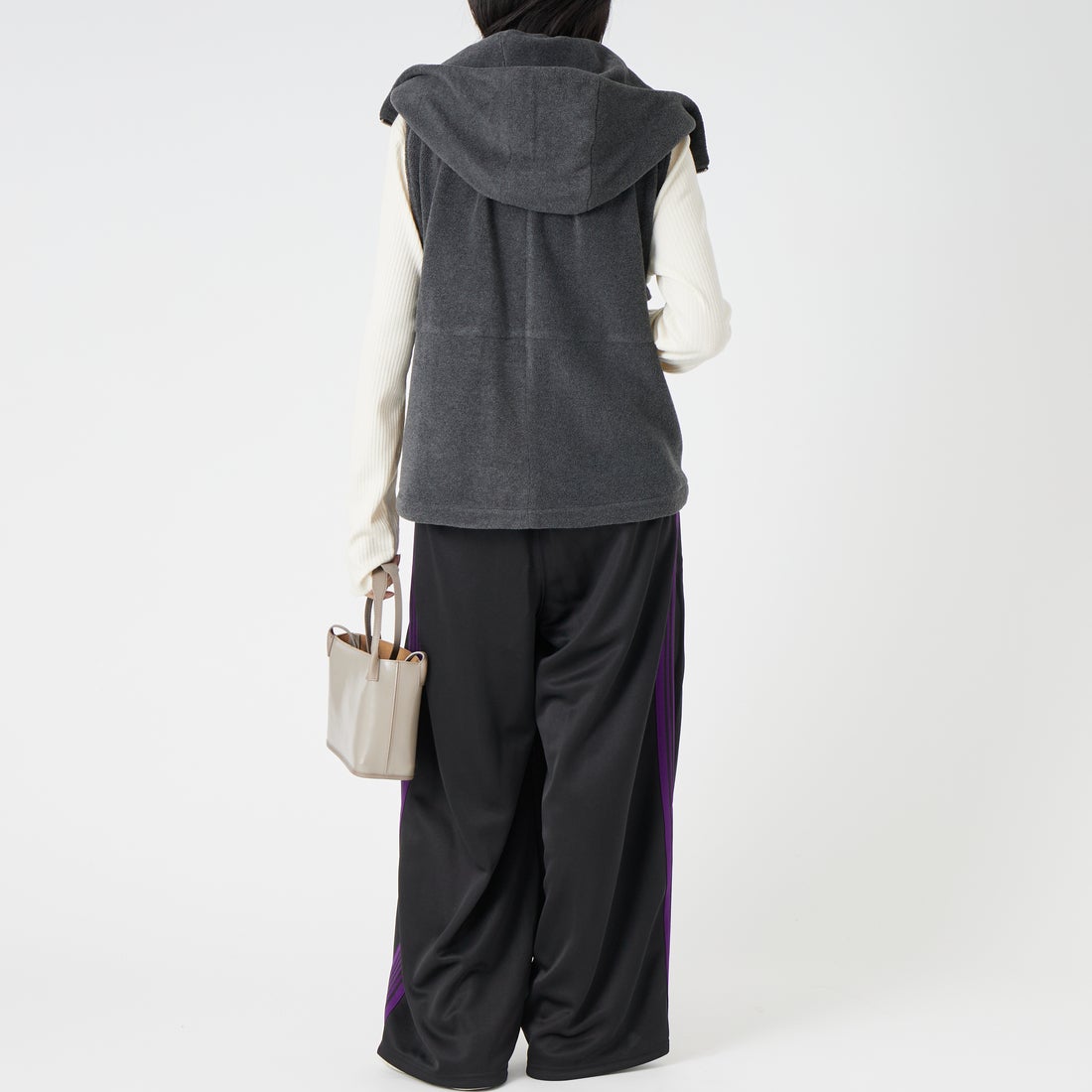 TenuE [テニュイ] フリースボアフーデッドベスト [26040217] CHARCOA &&モデル身長：162cm 着用サイズ：F&&