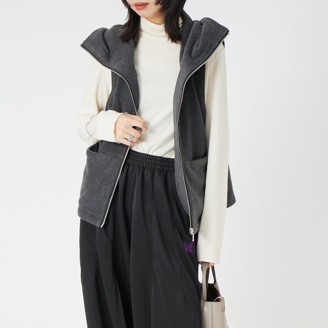 TenuE [テニュイ] フリースボアフーデッドベスト [26040217] CHARCOA &&モデル身長：162cm 着用サイズ：F&&
