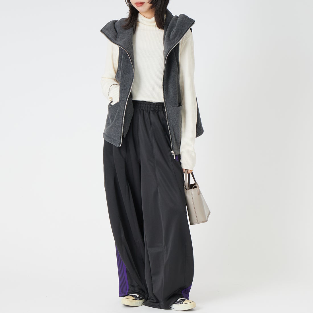 TenuE [テニュイ] フリースボアフーデッドベスト [26040217] CHARCOA &&モデル身長：162cm 着用サイズ：F&&