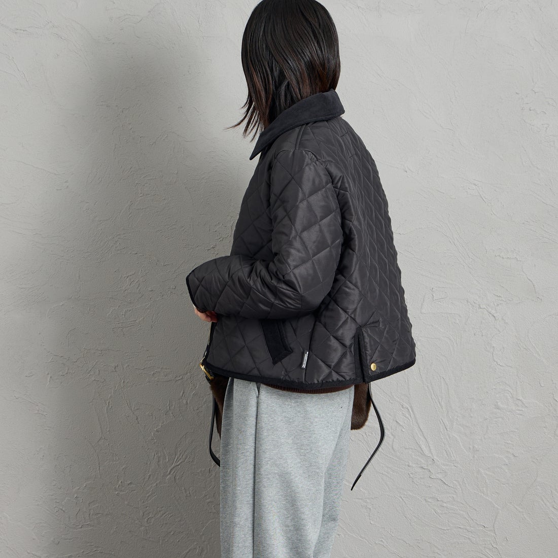 Traditional Weatherwear [トラディショナル ウェザーウェア] WAVERLY / ウェーバリー Aラインジップ [APQCO0552AA] AA01 BK/BK &&モデル身長：160cm 着用サイズ：34&&