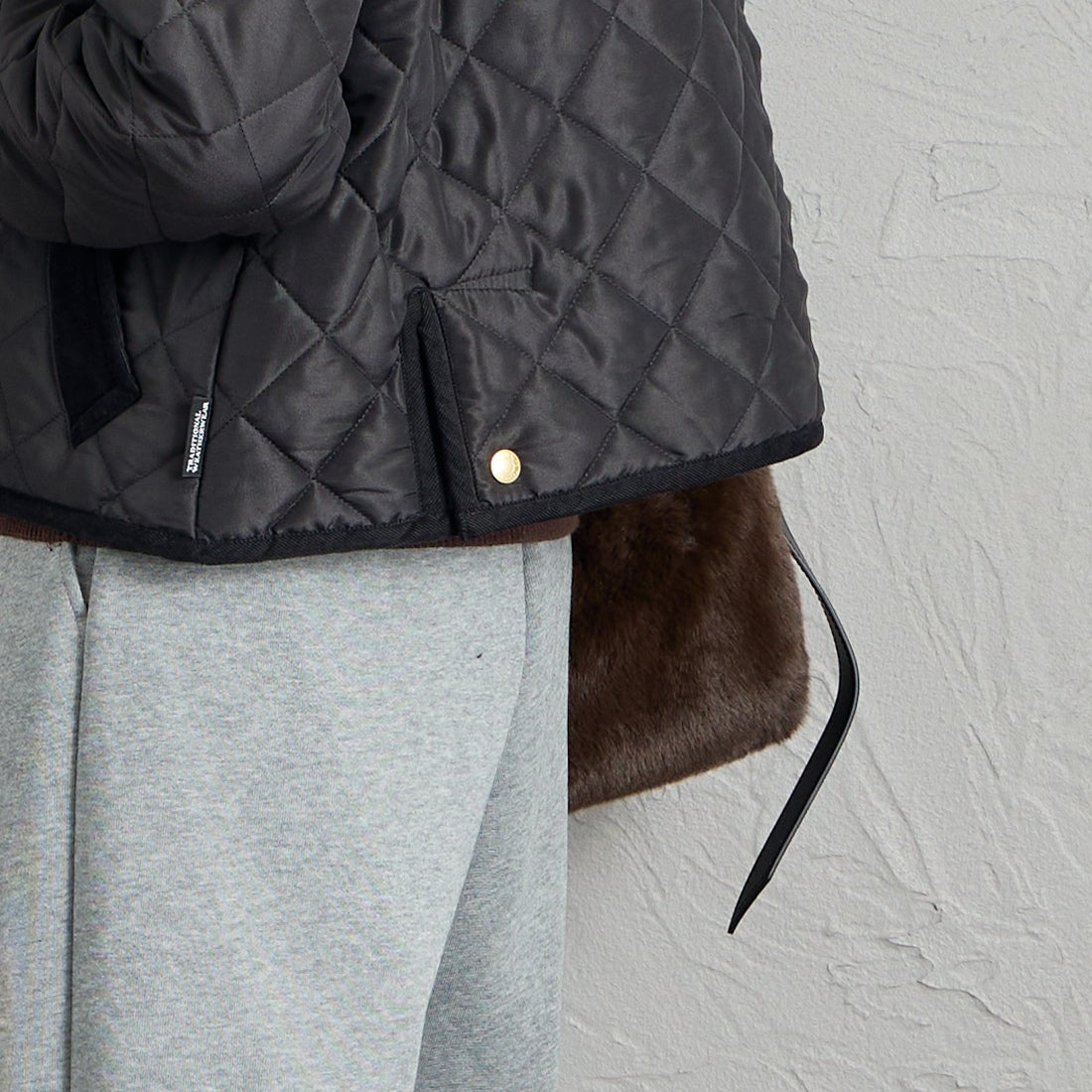 Traditional Weatherwear [トラディショナル ウェザーウェア] WAVERLY / ウェーバリー Aラインジップ [APQCO0552AA] AA01 BK/BK &&モデル身長：160cm 着用サイズ：34&&