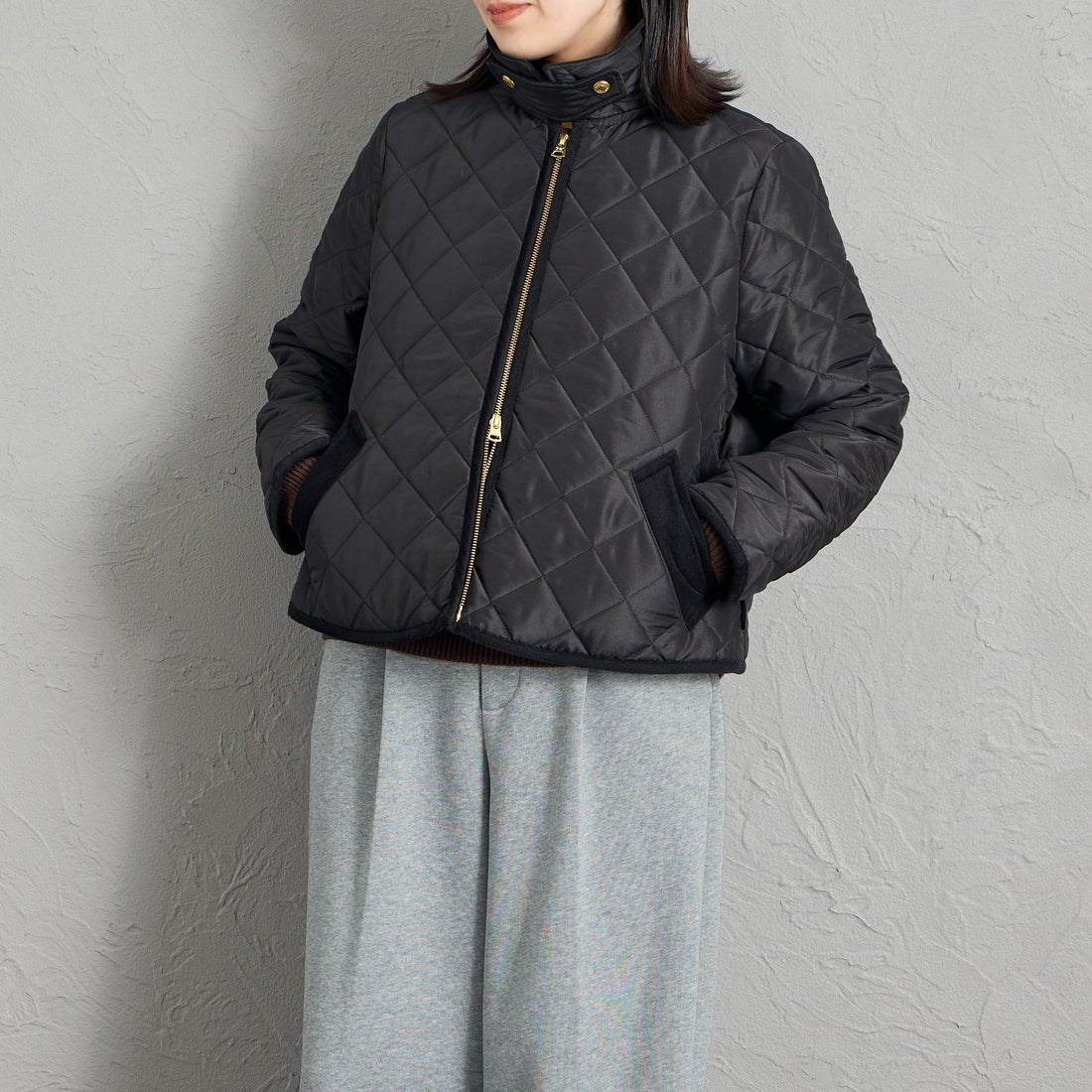 Traditional Weatherwear [トラディショナル ウェザーウェア] WAVERLY / ウェーバリー Aラインジップ [APQCO0552AA] AA01 BK/BK &&モデル身長：160cm 着用サイズ：34&&