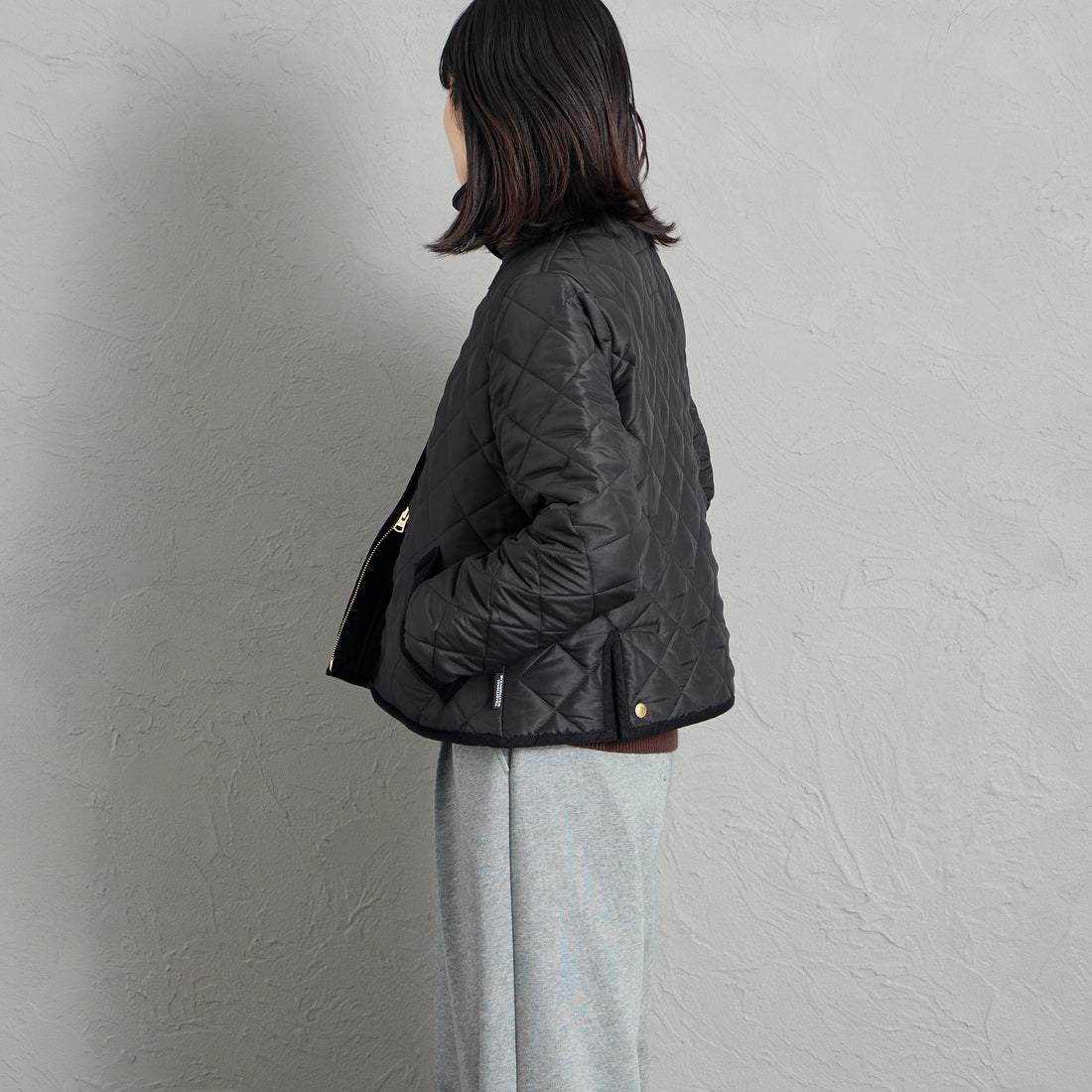 Traditional Weatherwear [トラディショナル ウェザーウェア] WAVERLY / ウェーバリー Aラインジップ [APQCO0552AA] AA01 BK/BK &&モデル身長：160cm 着用サイズ：34&&