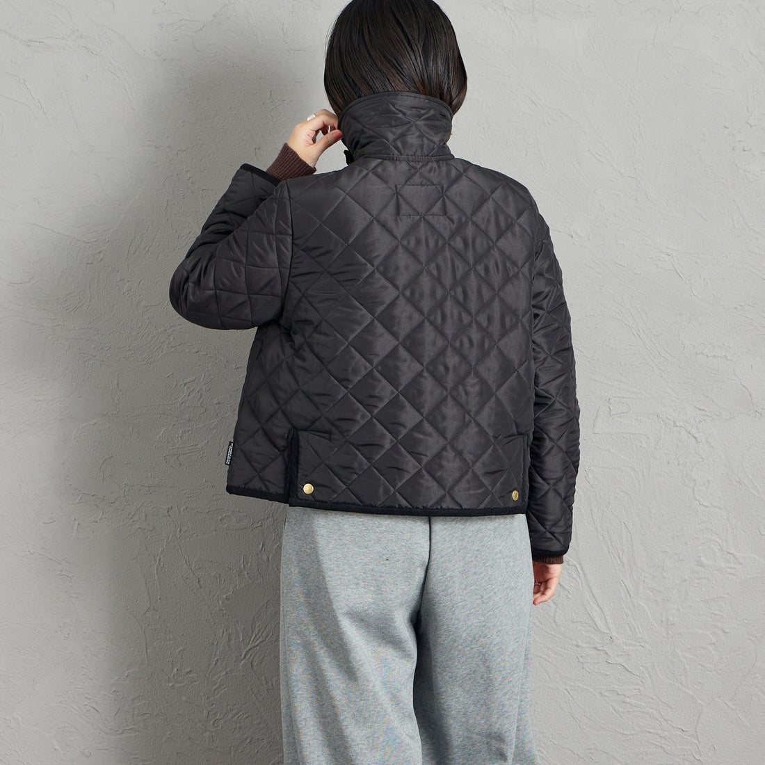 Traditional Weatherwear [トラディショナル ウェザーウェア] WAVERLY / ウェーバリー Aラインジップ [APQCO0552AA] AA01 BK/BK &&モデル身長：160cm 着用サイズ：34&&