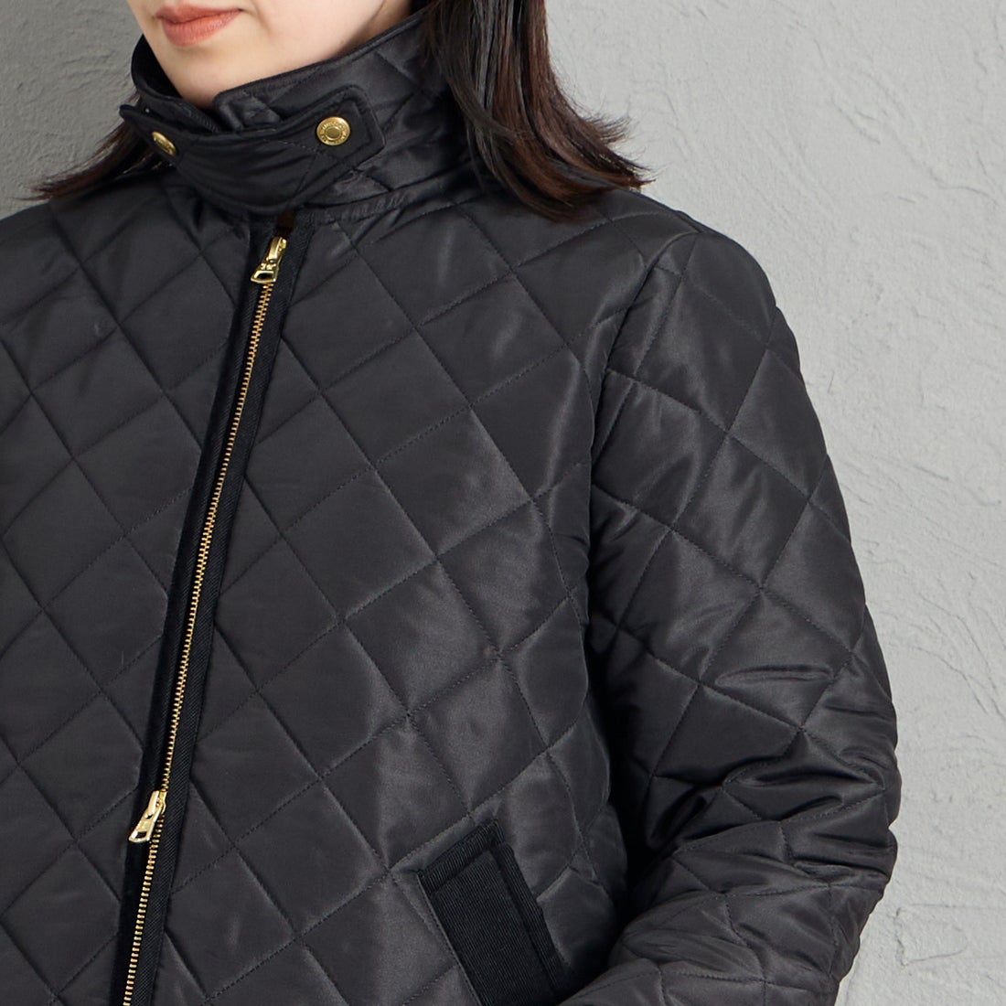 Traditional Weatherwear [トラディショナル ウェザーウェア] WAVERLY / ウェーバリー Aラインジップ [APQCO0552AA] AA01 BK/BK &&モデル身長：160cm 着用サイズ：34&&