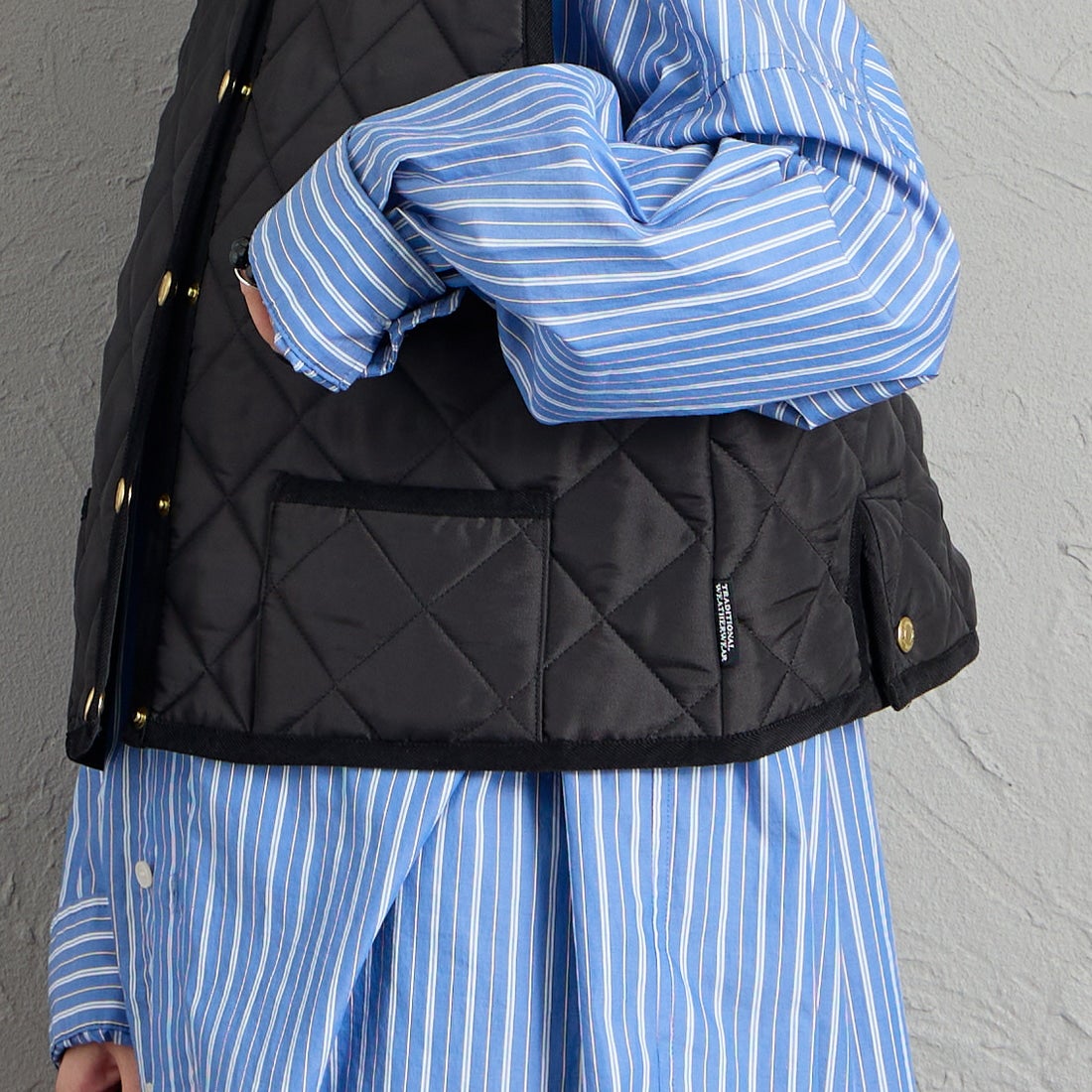 Traditional Weatherwear [トラディショナル ウェザーウェア] ARKLEY GILET / アークリー ジレ [APQVS0308AA] AA01 BK/BK &&モデル身長：150cm 着用サイズ：34&&