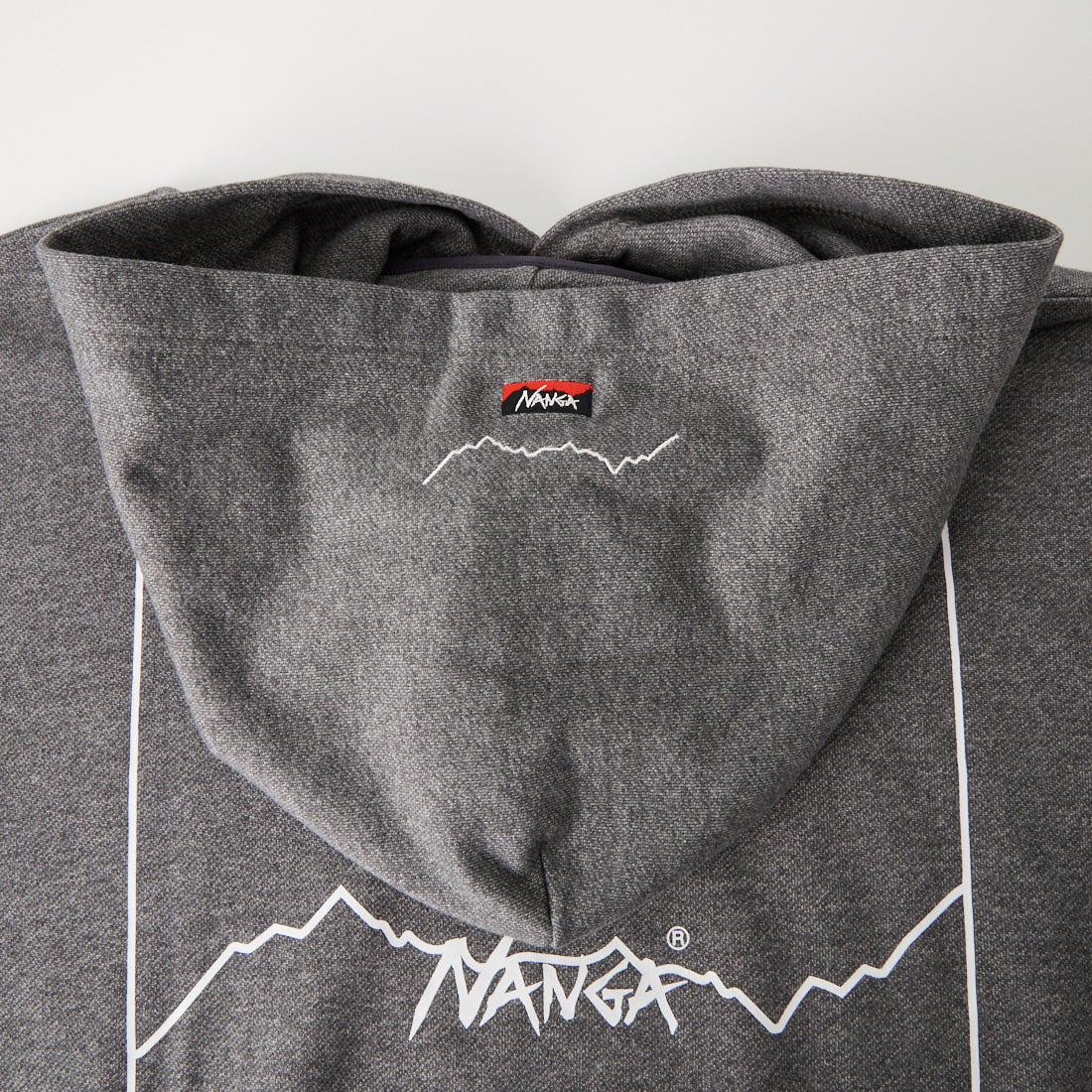 JEANSFACTORY × NANGA [ジーンズファクトリー × ナンガ] 別注 スクエアロゴ バックプリントスウェットパーカー [NW2608-JF] CHARCOAL