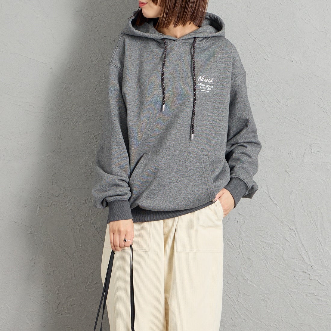 JEANSFACTORY × NANGA [ジーンズファクトリー × ナンガ] 別注 スクエアロゴ バックプリントスウェットパーカー [NW2608-JF] CHARCOAL &&モデル身長：159cm 着用サイズ：S&&