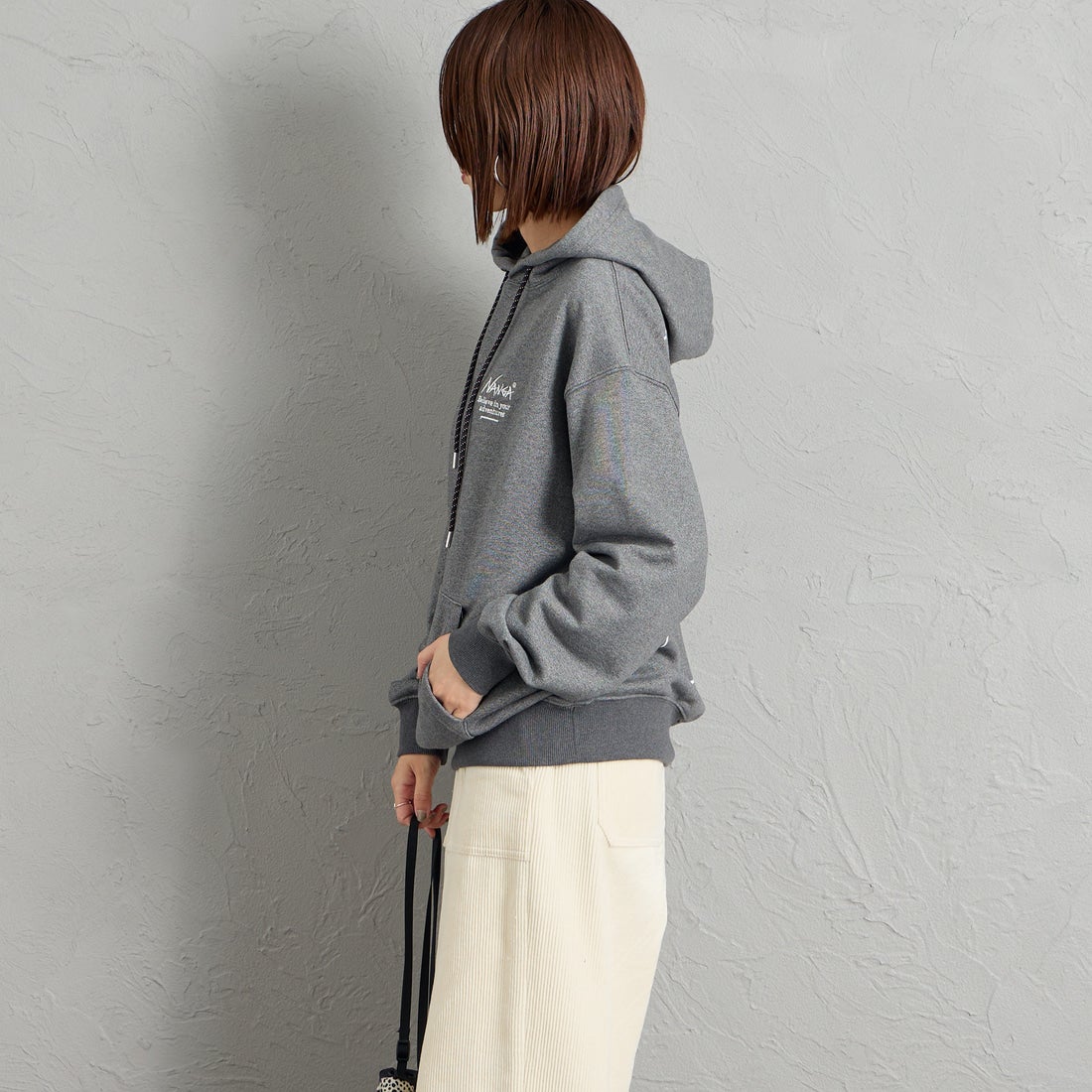 JEANSFACTORY × NANGA [ジーンズファクトリー × ナンガ] 別注 スクエアロゴ バックプリントスウェットパーカー [NW2608-JF] CHARCOAL &&モデル身長：159cm 着用サイズ：S&&
