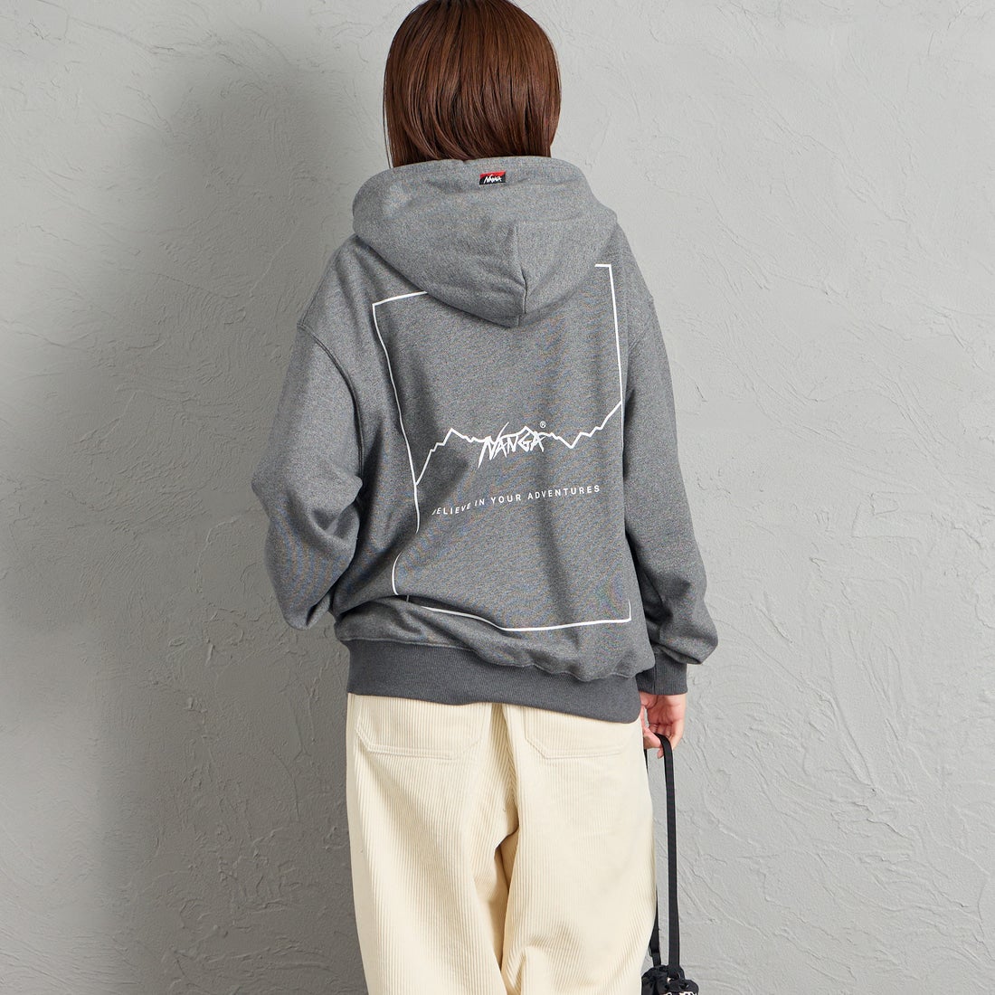 JEANSFACTORY × NANGA [ジーンズファクトリー × ナンガ] 別注 スクエアロゴ バックプリントスウェットパーカー [NW2608-JF] CHARCOAL &&モデル身長：159cm 着用サイズ：S&&