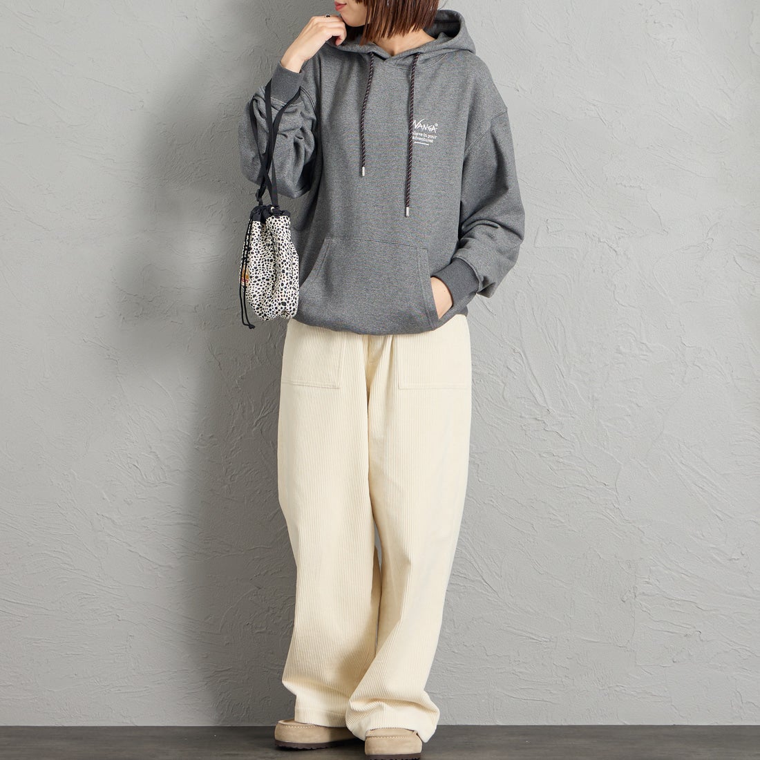 JEANSFACTORY × NANGA [ジーンズファクトリー × ナンガ] 別注 スクエアロゴ バックプリントスウェットパーカー [NW2608-JF] CHARCOAL &&モデル身長：159cm 着用サイズ：S&&