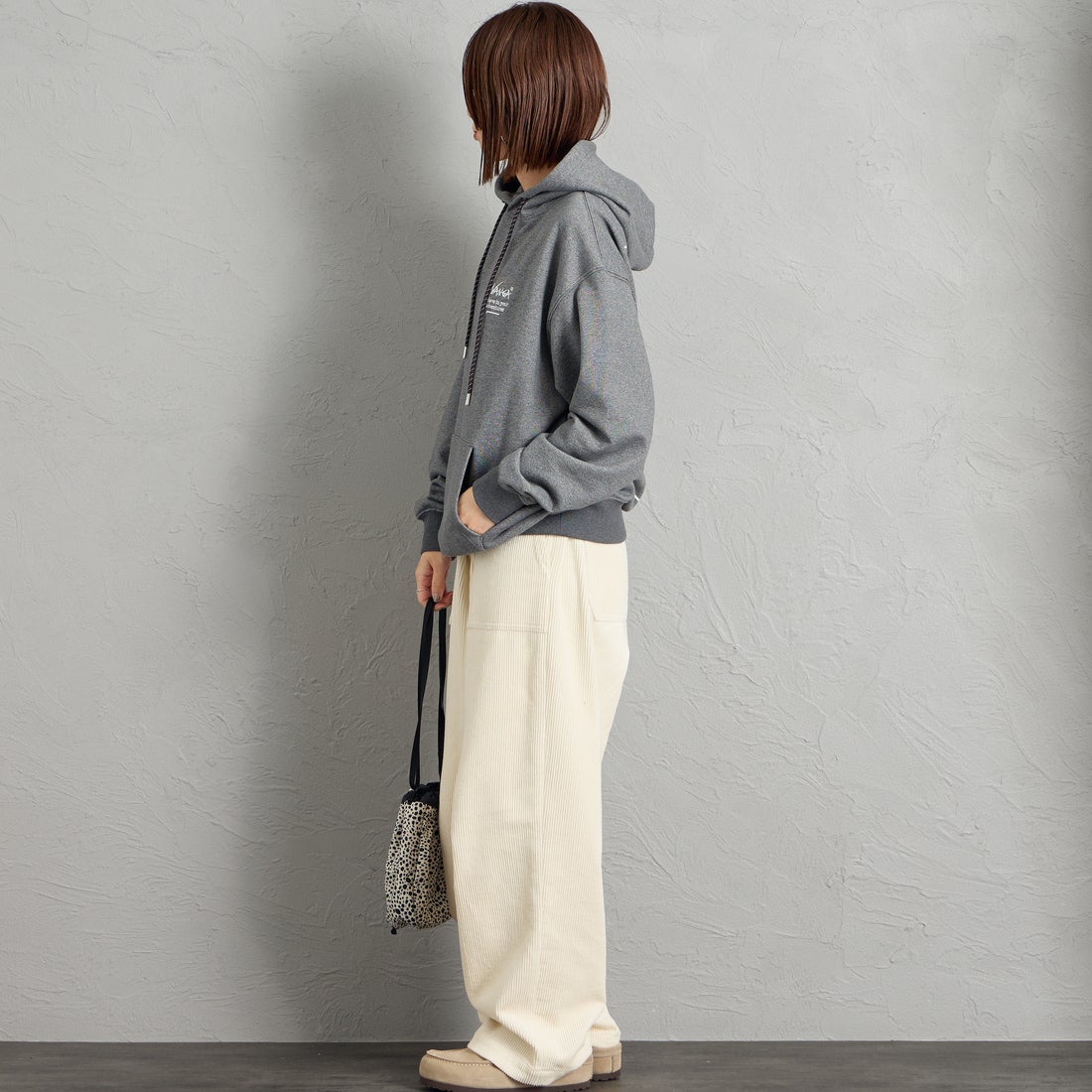 JEANSFACTORY × NANGA [ジーンズファクトリー × ナンガ] 別注 スクエアロゴ バックプリントスウェットパーカー [NW2608-JF] CHARCOAL &&モデル身長：159cm 着用サイズ：S&&