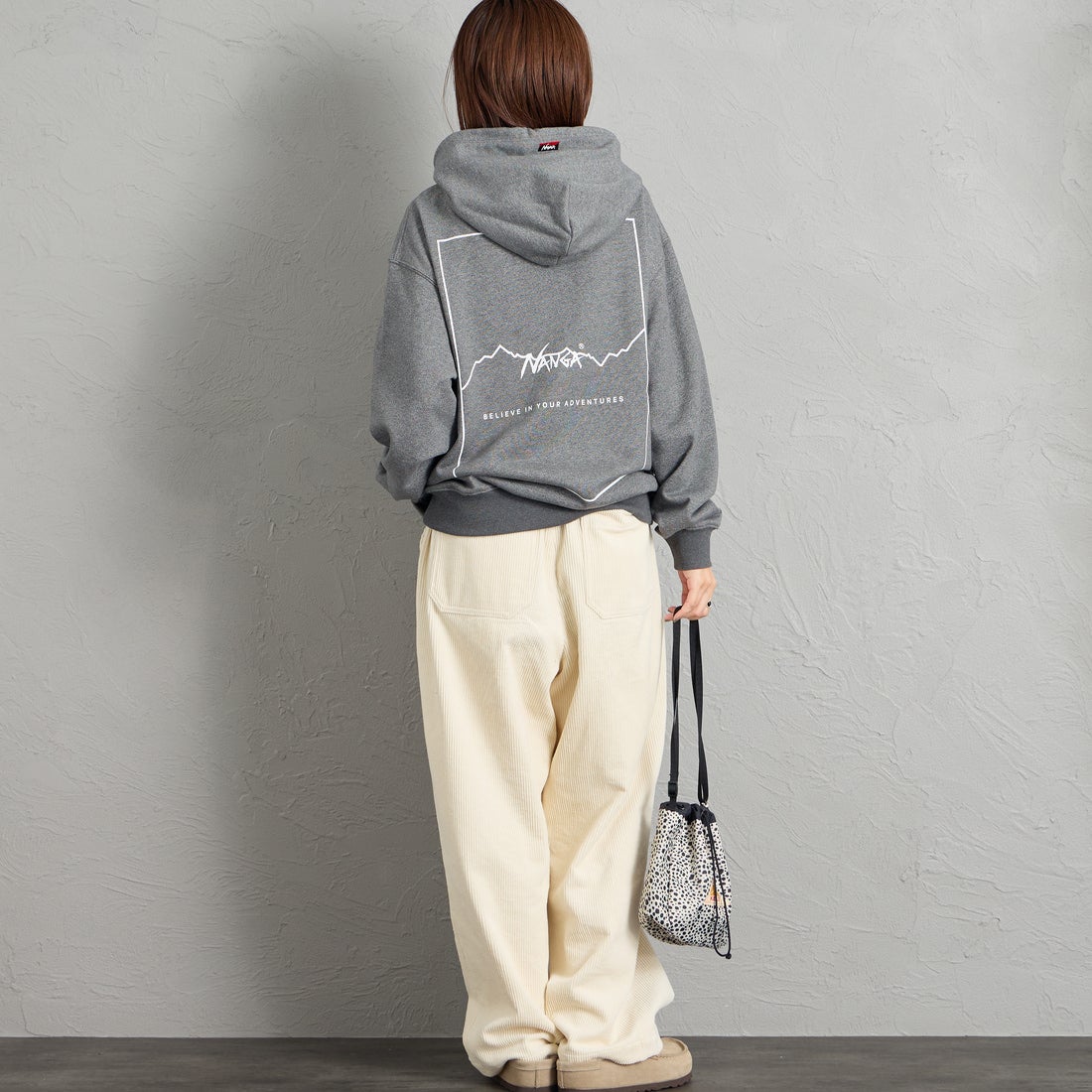 JEANSFACTORY × NANGA [ジーンズファクトリー × ナンガ] 別注 スクエアロゴ バックプリントスウェットパーカー [NW2608-JF] CHARCOAL &&モデル身長：159cm 着用サイズ：S&&