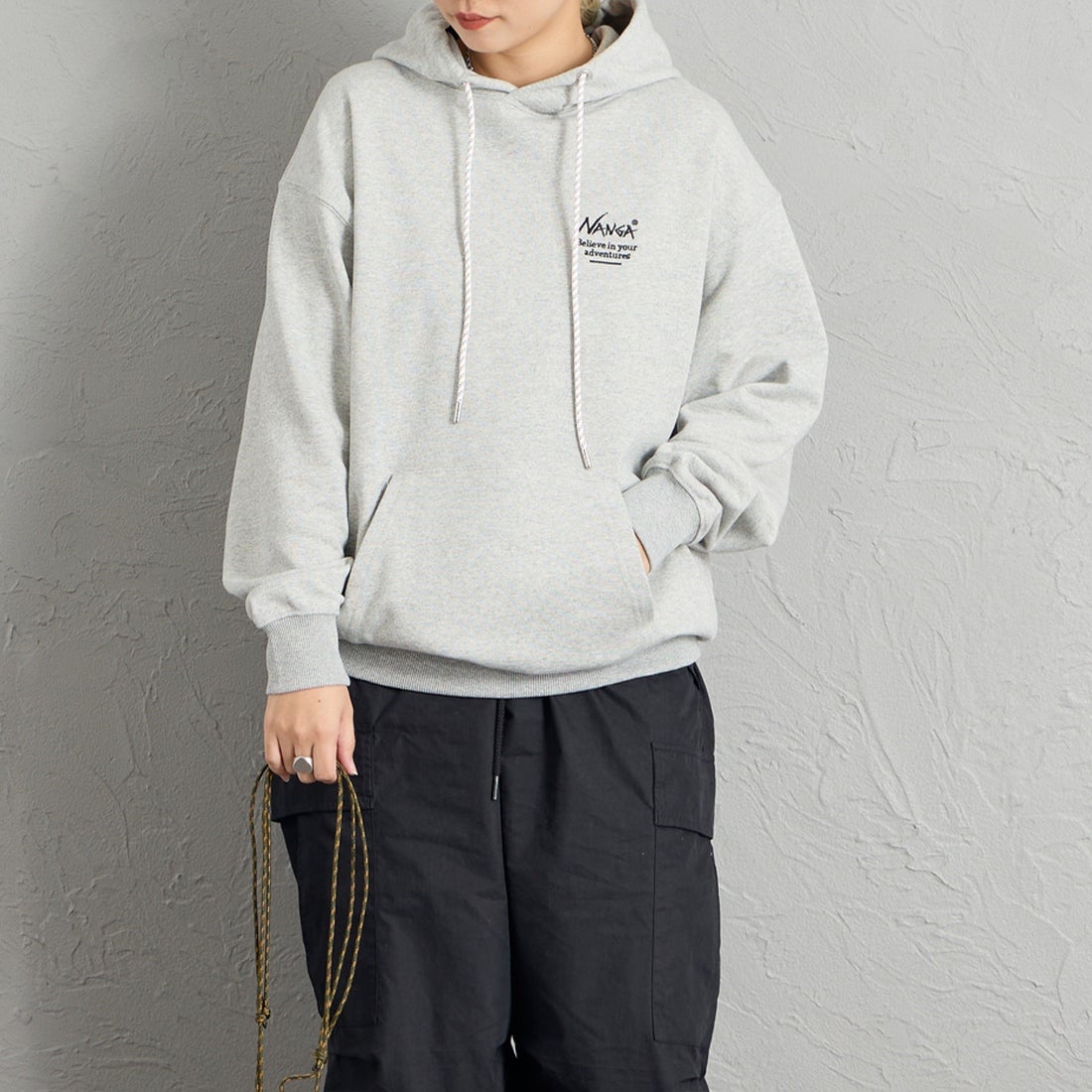 JEANSFACTORY × NANGA [ジーンズファクトリー × ナンガ] 別注 スクエアロゴ バックプリントスウェットパーカー [NW2608-JF] GRAY &&モデル身長：156cm 着用サイズ：S&&