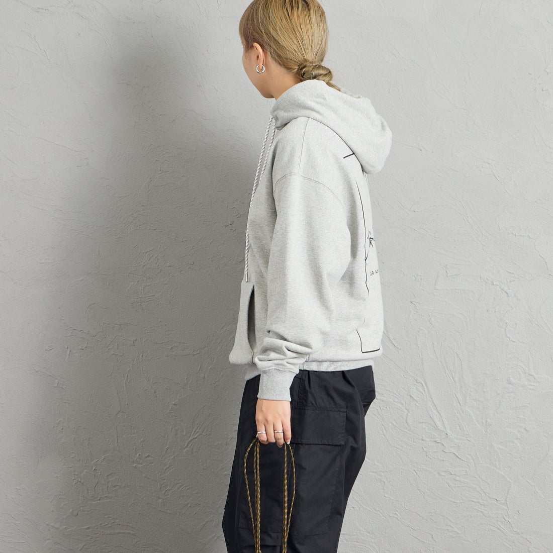 JEANSFACTORY × NANGA [ジーンズファクトリー × ナンガ] 別注 スクエアロゴ バックプリントスウェットパーカー [NW2608-JF] GRAY &&モデル身長：156cm 着用サイズ：S&&