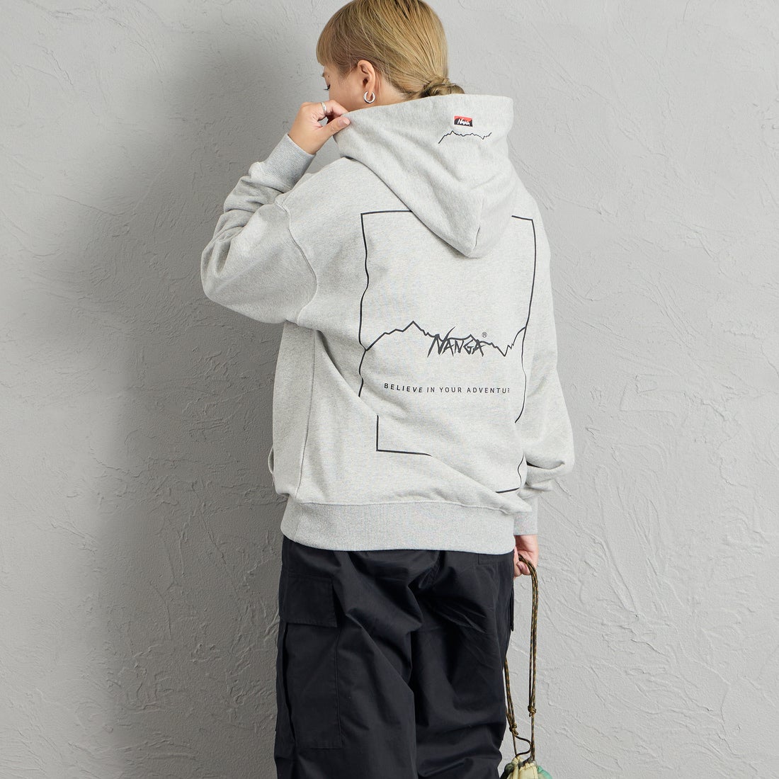 JEANSFACTORY × NANGA [ジーンズファクトリー × ナンガ] 別注 スクエアロゴ バックプリントスウェットパーカー [NW2608-JF] GRAY &&モデル身長：156cm 着用サイズ：S&&