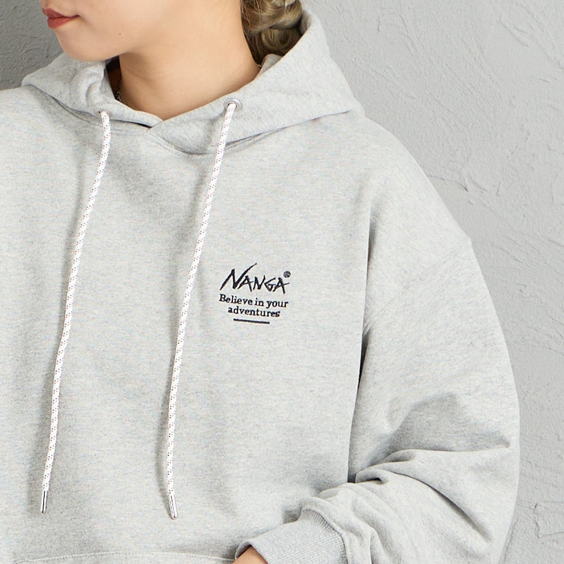 JEANSFACTORY × NANGA [ジーンズファクトリー × ナンガ] 別注 スクエアロゴ バックプリントスウェットパーカー [NW2608-JF] GRAY &&モデル身長：156cm 着用サイズ：S&&