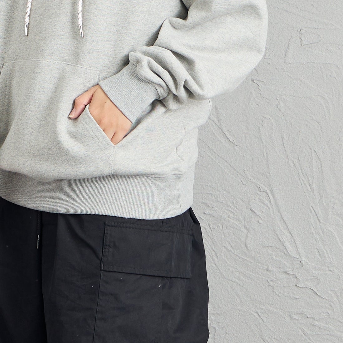 JEANSFACTORY × NANGA [ジーンズファクトリー × ナンガ] 別注 スクエアロゴ バックプリントスウェットパーカー [NW2608-JF] GRAY &&モデル身長：156cm 着用サイズ：S&&