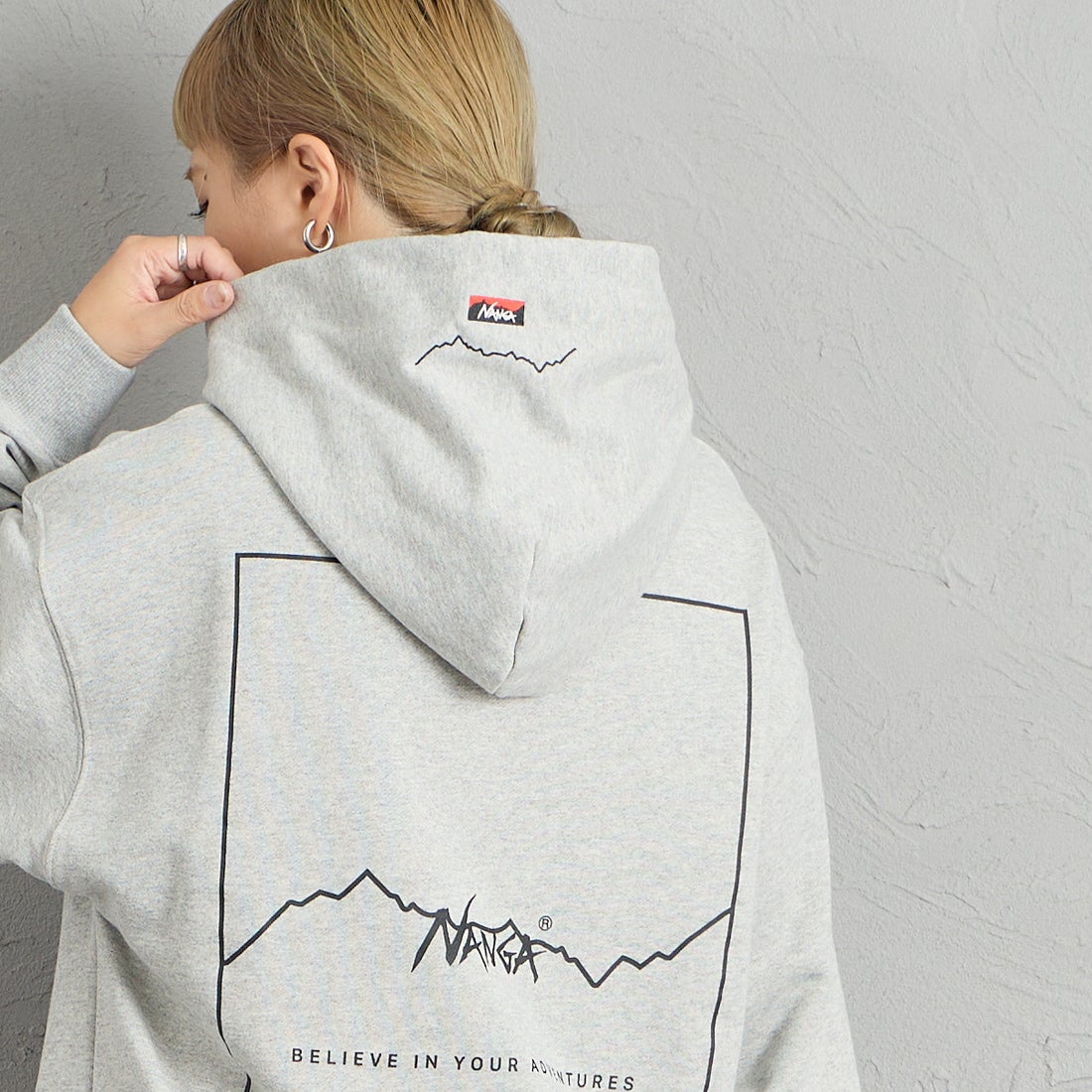 JEANSFACTORY × NANGA [ジーンズファクトリー × ナンガ] 別注 スクエアロゴ バックプリントスウェットパーカー [NW2608-JF] GRAY &&モデル身長：156cm 着用サイズ：S&&