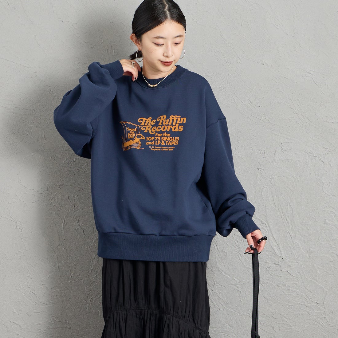 THE SHINZONE [ザ シンゾーン] The Puffin Records スウェットシャツ [26AMSCU09] 85 NAVY &&モデル身長：150cm 着用サイズ：F0&&