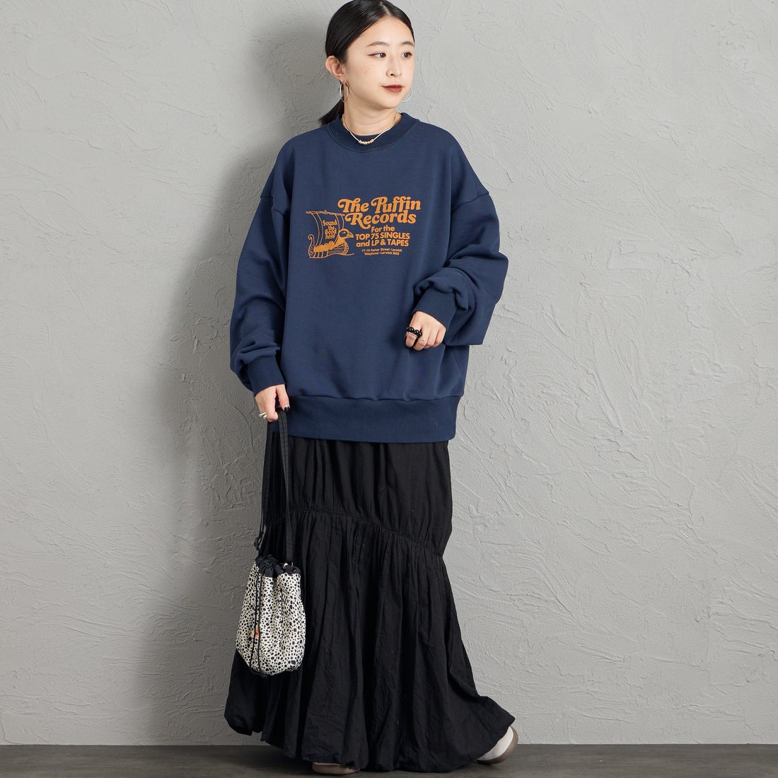 THE SHINZONE [ザ シンゾーン] The Puffin Records スウェットシャツ [26AMSCU09] 85 NAVY &&モデル身長：150cm 着用サイズ：F0&&