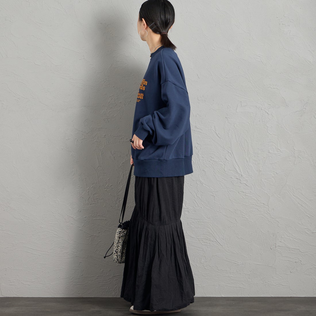THE SHINZONE [ザ シンゾーン] The Puffin Records スウェットシャツ [26AMSCU09] 85 NAVY &&モデル身長：150cm 着用サイズ：F0&&