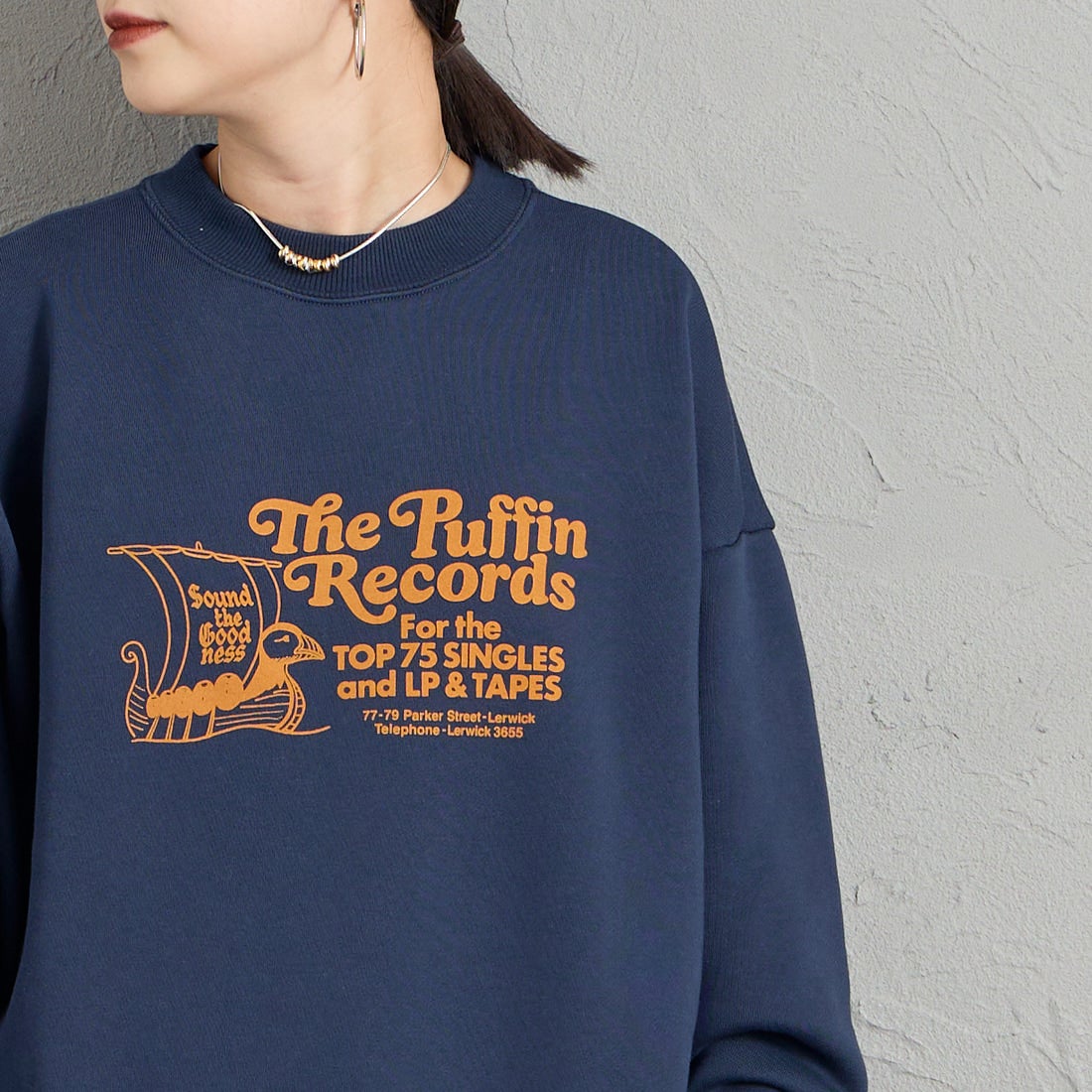 THE SHINZONE [ザ シンゾーン] The Puffin Records スウェットシャツ [26AMSCU09] 85 NAVY &&モデル身長：150cm 着用サイズ：F0&&