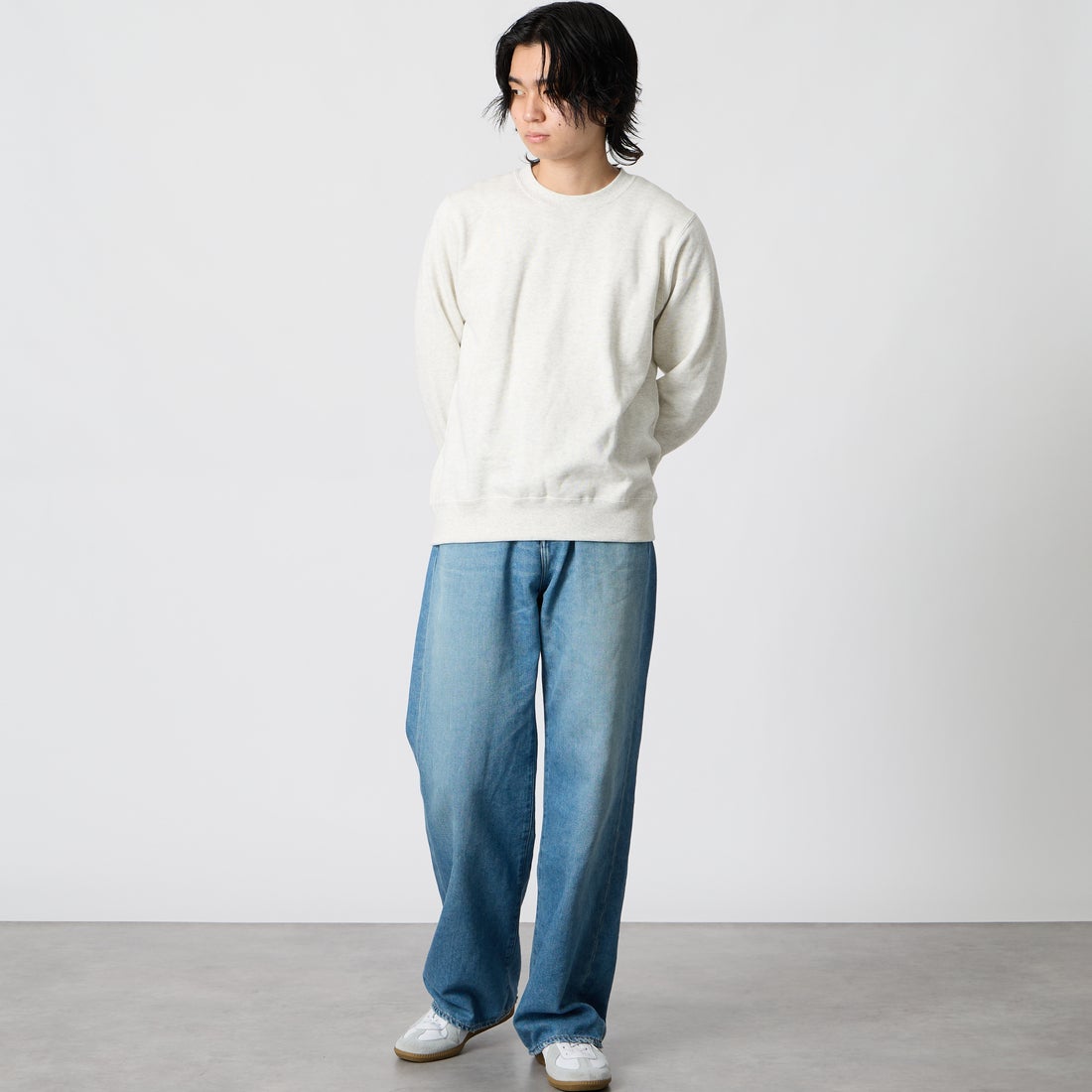 Hanes [ヘインズ] クルーネックスウェットシャツ [HM4CE001] 01H H.WHIT &&モデル身長：177cm 着用サイズ：M&&