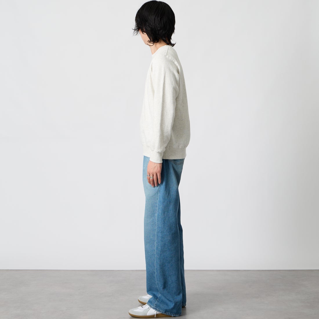 Hanes [ヘインズ] クルーネックスウェットシャツ [HM4CE001] 01H H.WHIT &&モデル身長：177cm 着用サイズ：M&&